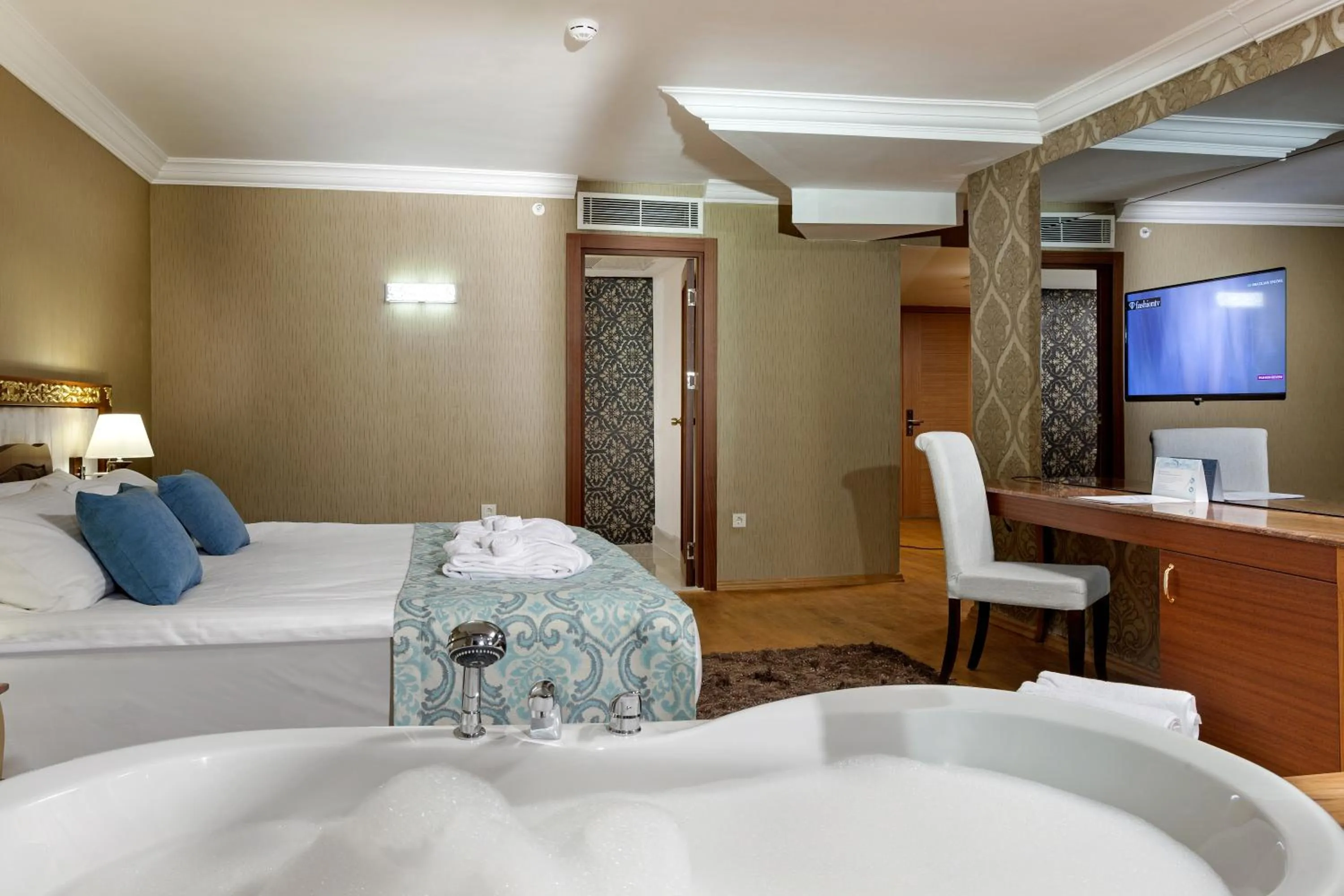 Bathroom, Bed in Asteria Bloom Side