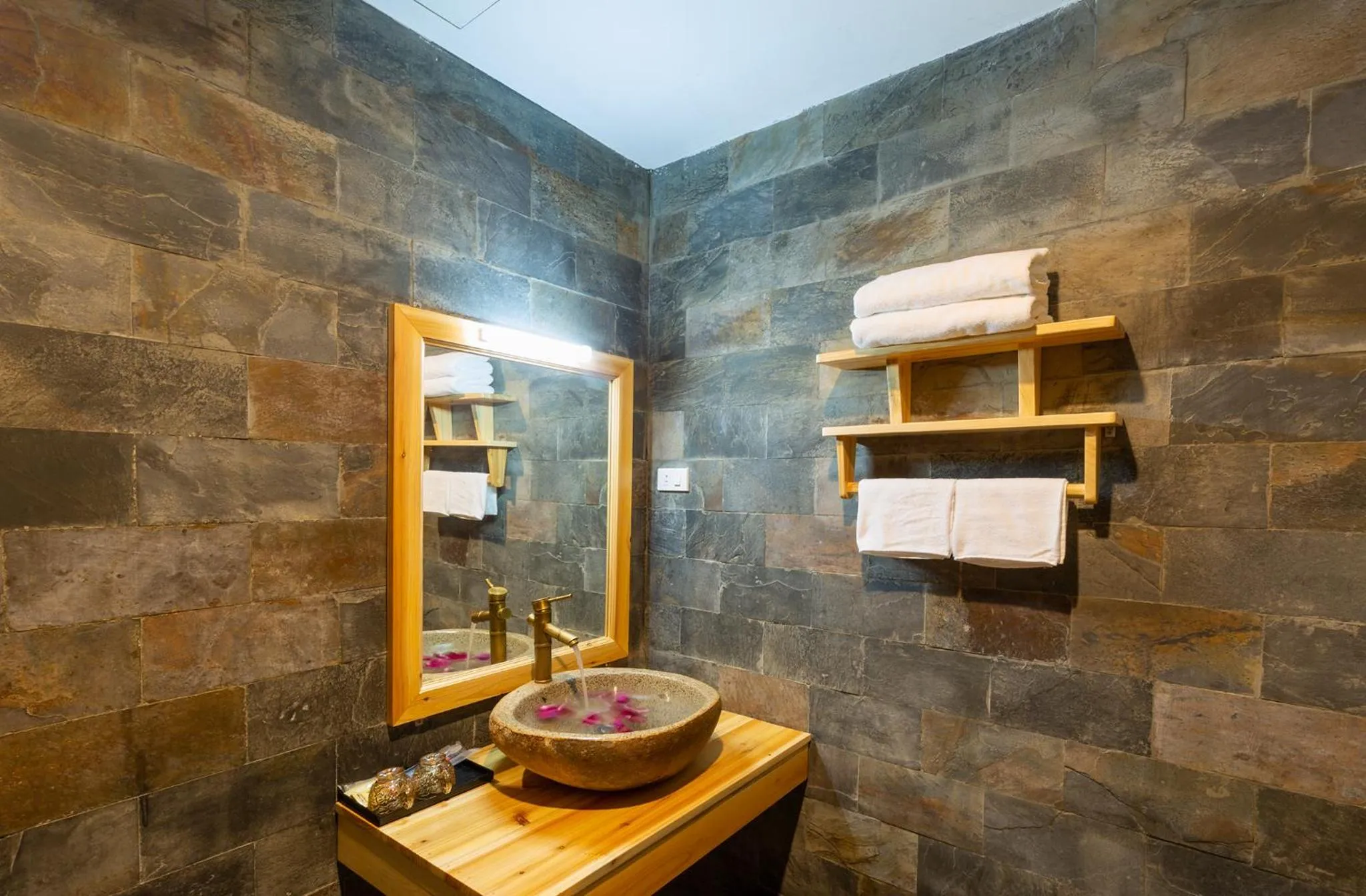 Shower in Arista Homestay