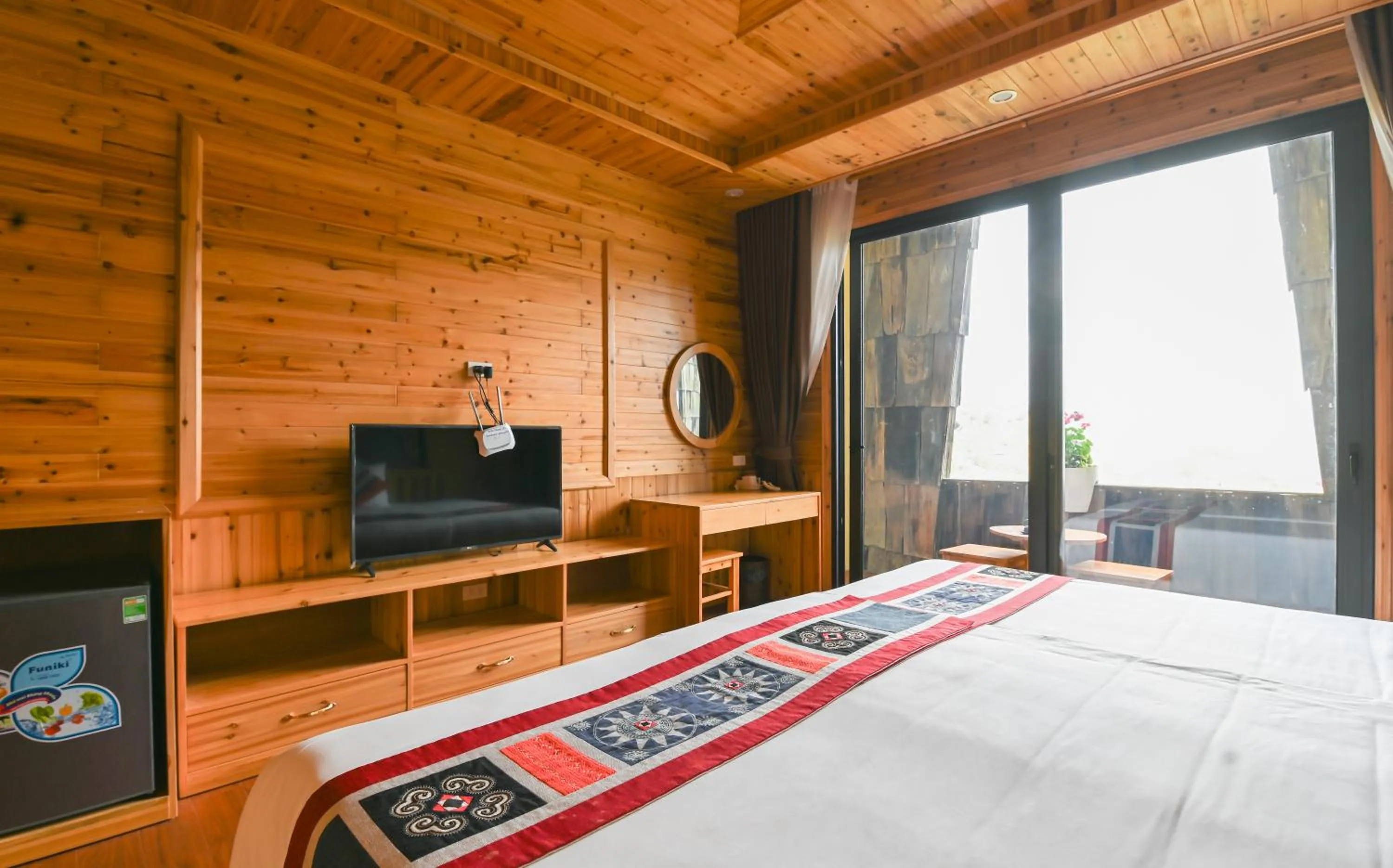 TV and multimedia, Bed in Arista Homestay