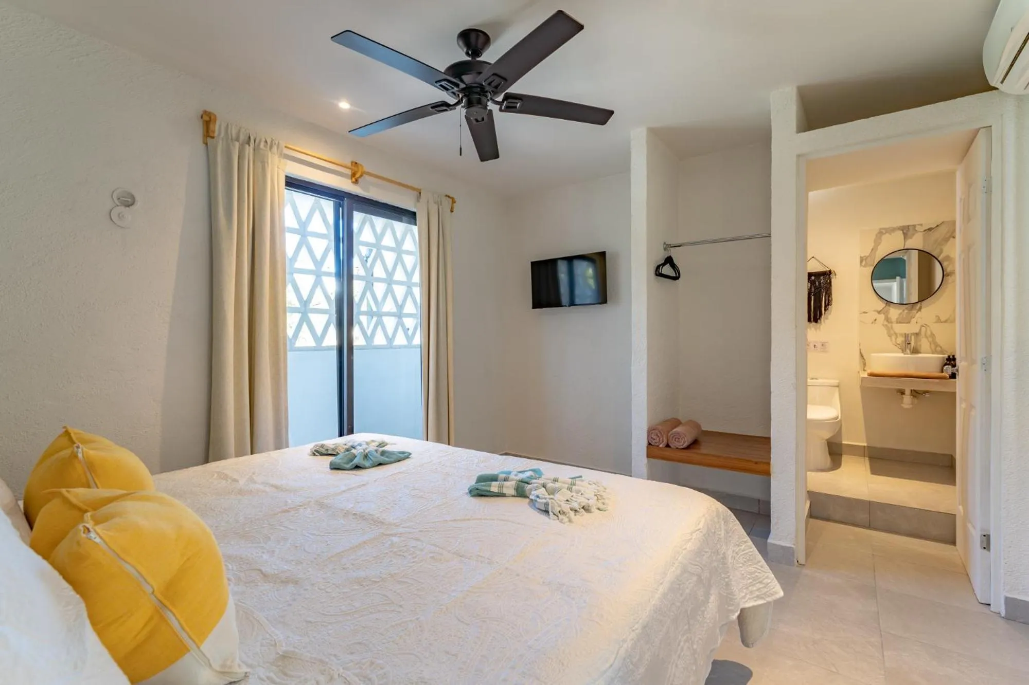 Photo of the whole room, Bed in Casa Yako