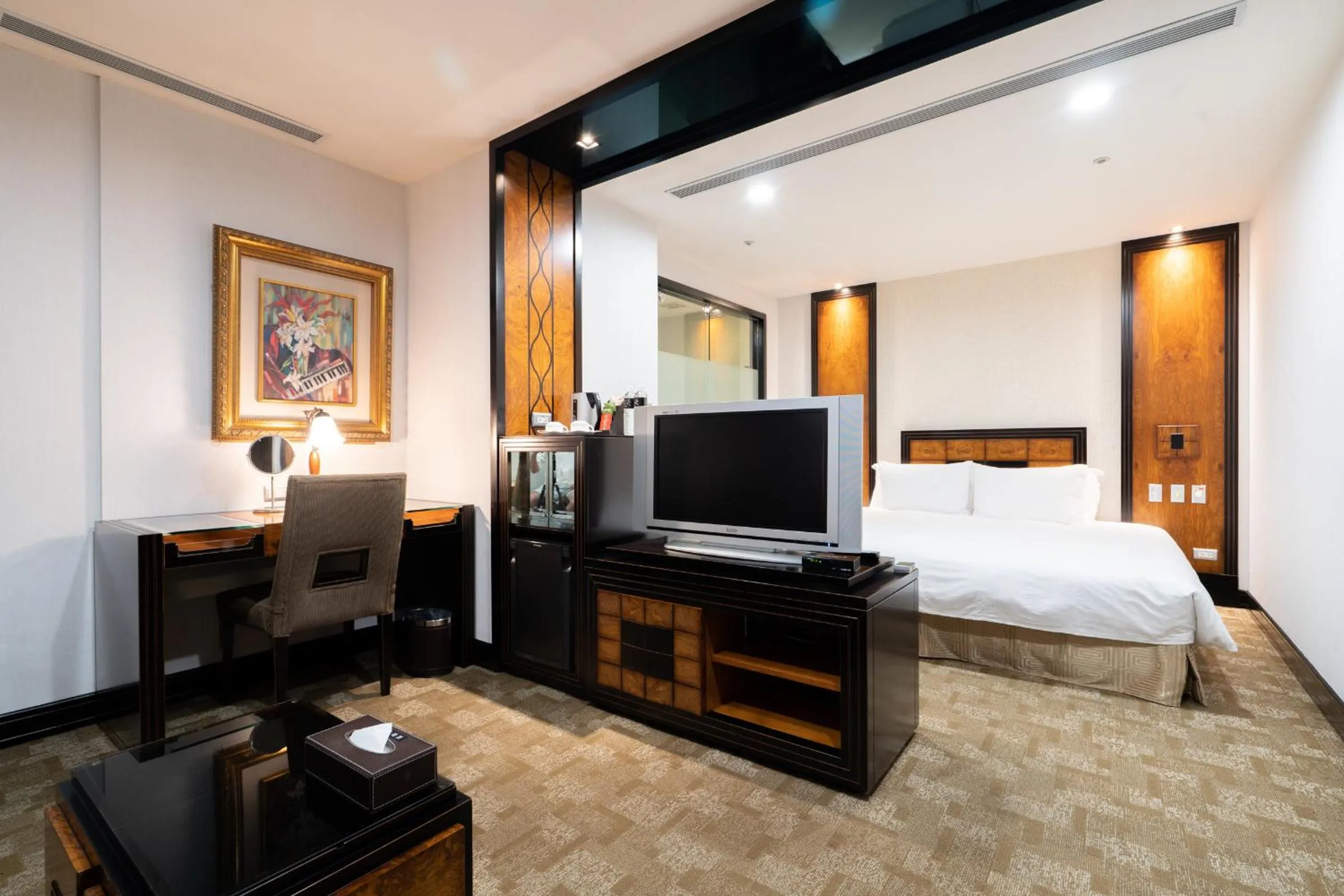 Photo of the whole room, Bed in XINSHE Hotel - Linsen