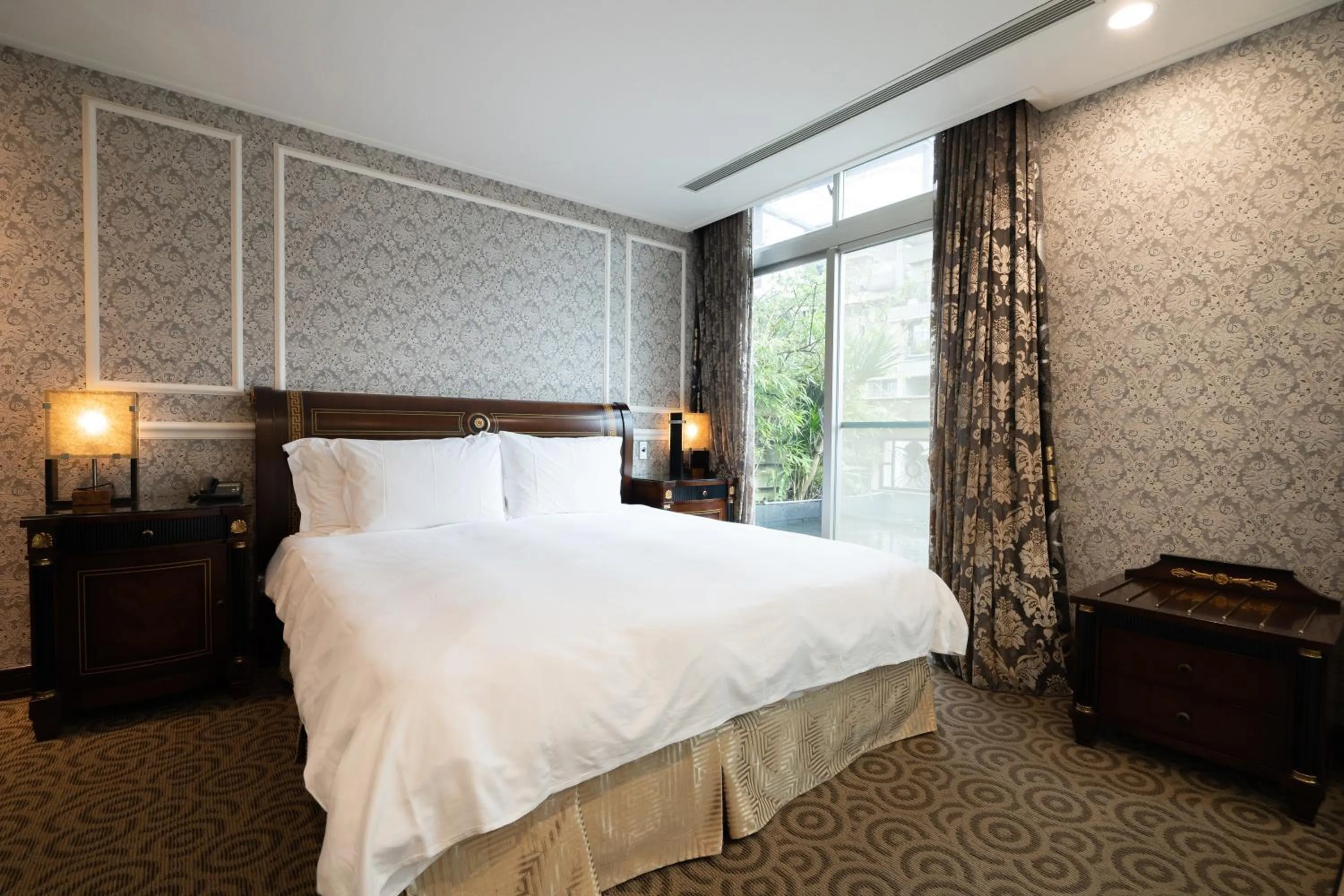 Photo of the whole room, Bed in XINSHE Hotel - Linsen