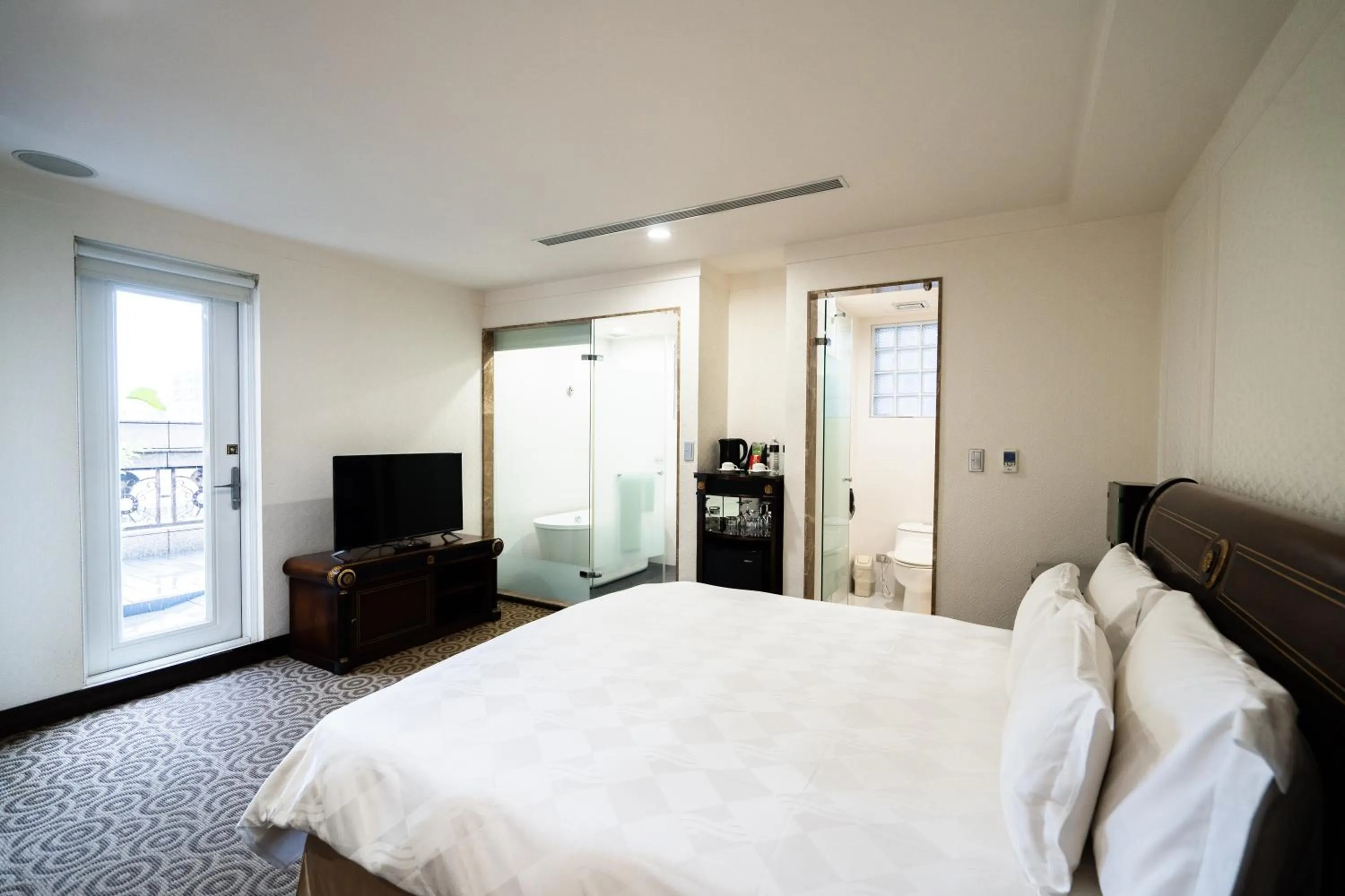 Photo of the whole room, Bed in XINSHE Hotel - Linsen