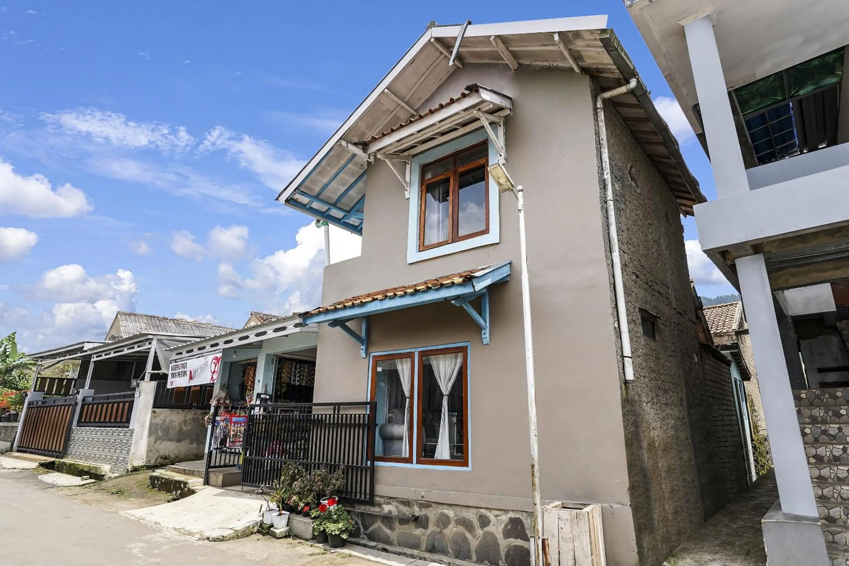 Facade/entrance in OYO Homes 91006 Eco Tourism Desa Cibodas Areng 5 Syariah