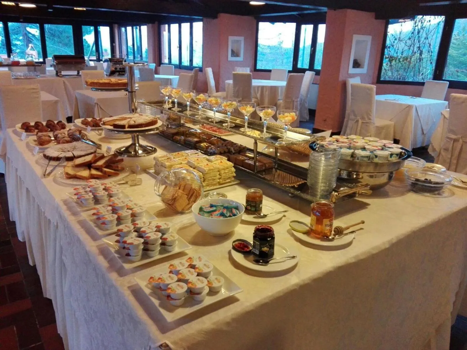 Buffet breakfast in Resort Le Picchiaie