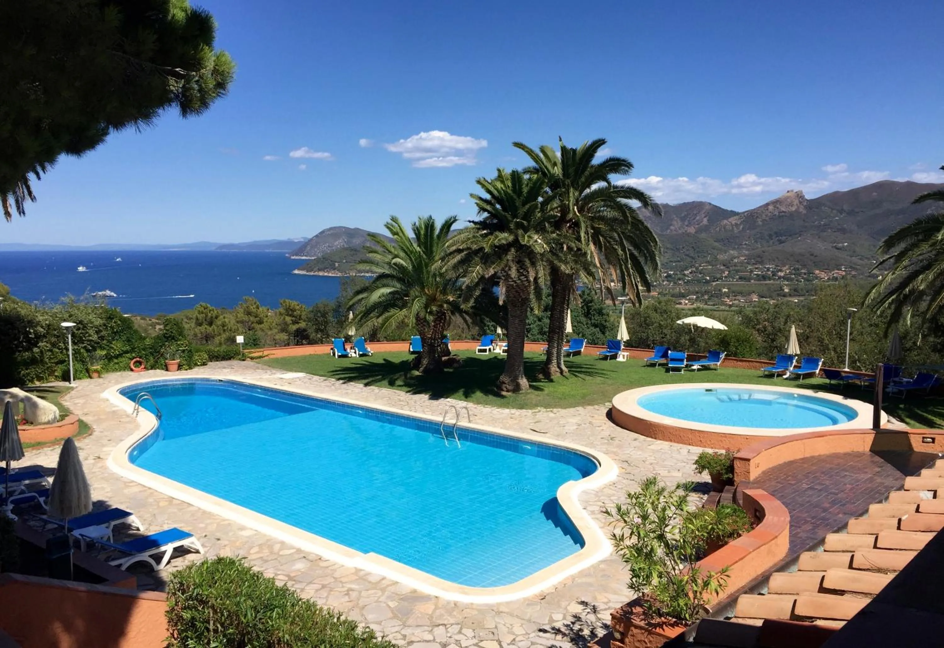 Swimming pool in Resort Le Picchiaie