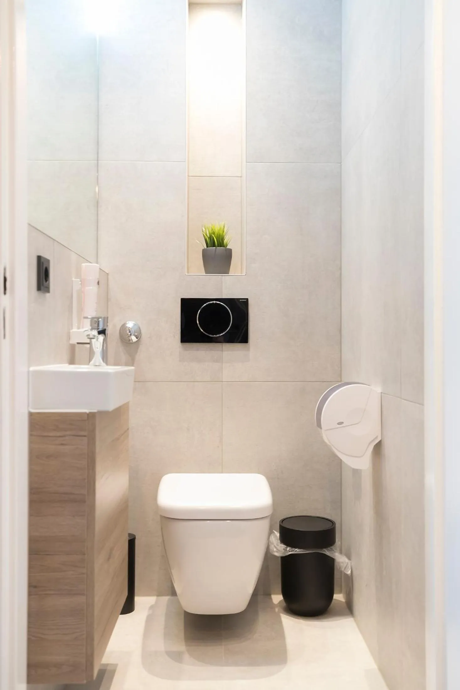 Toilet in Riverview Apartments by dasPaul