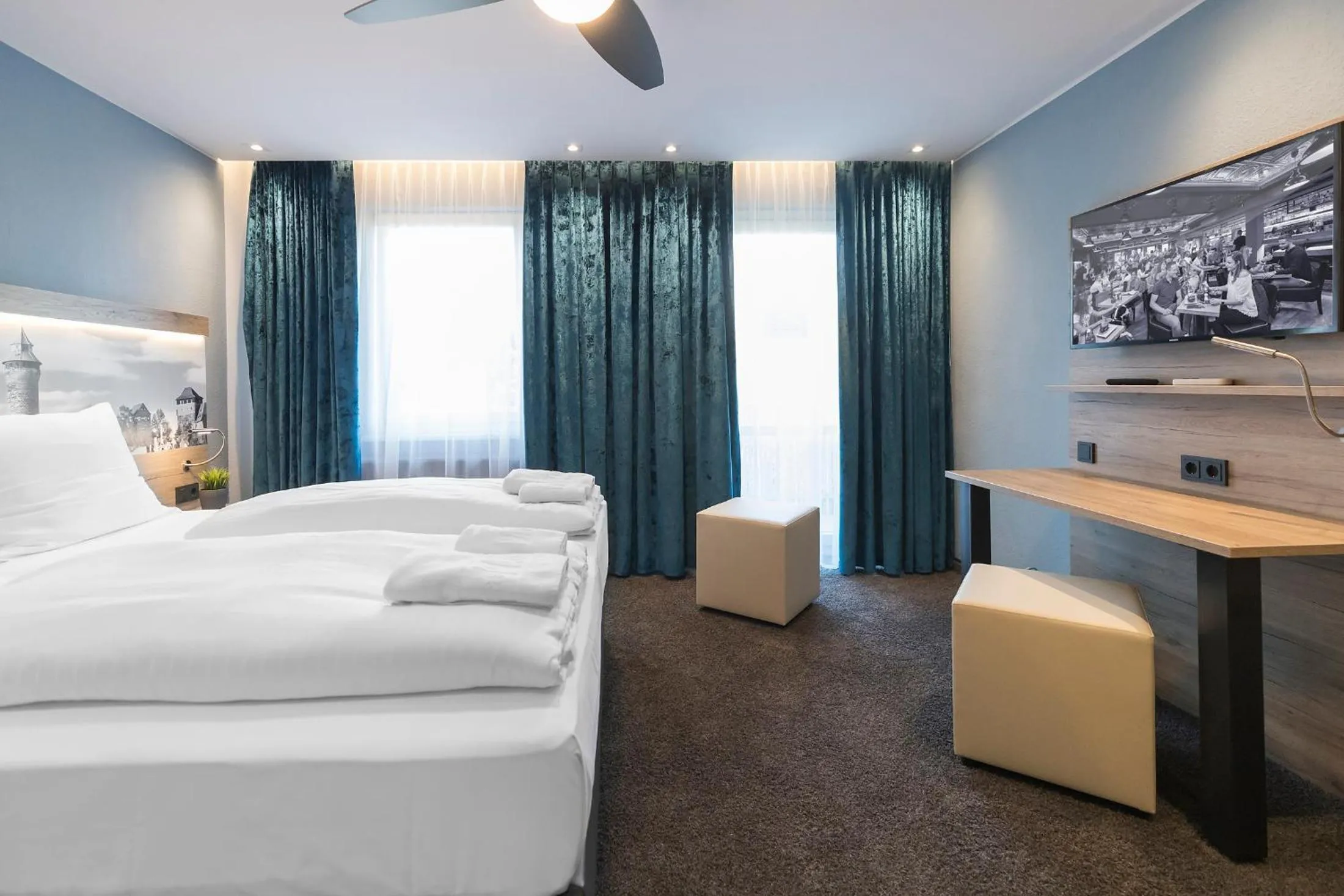 Photo of the whole room, Bed in Riverview Apartments by dasPaul