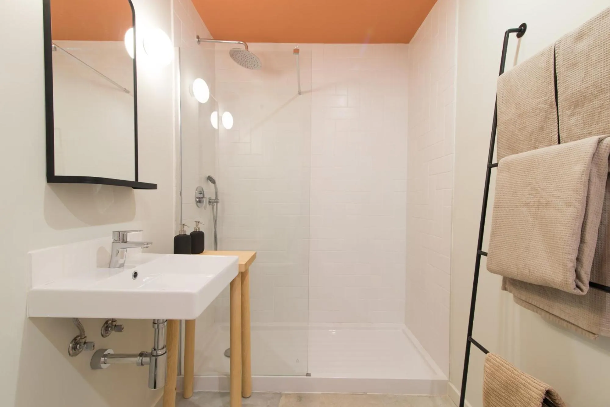 Shower in Casa Rosa Villa with Pool in Olhao Centre