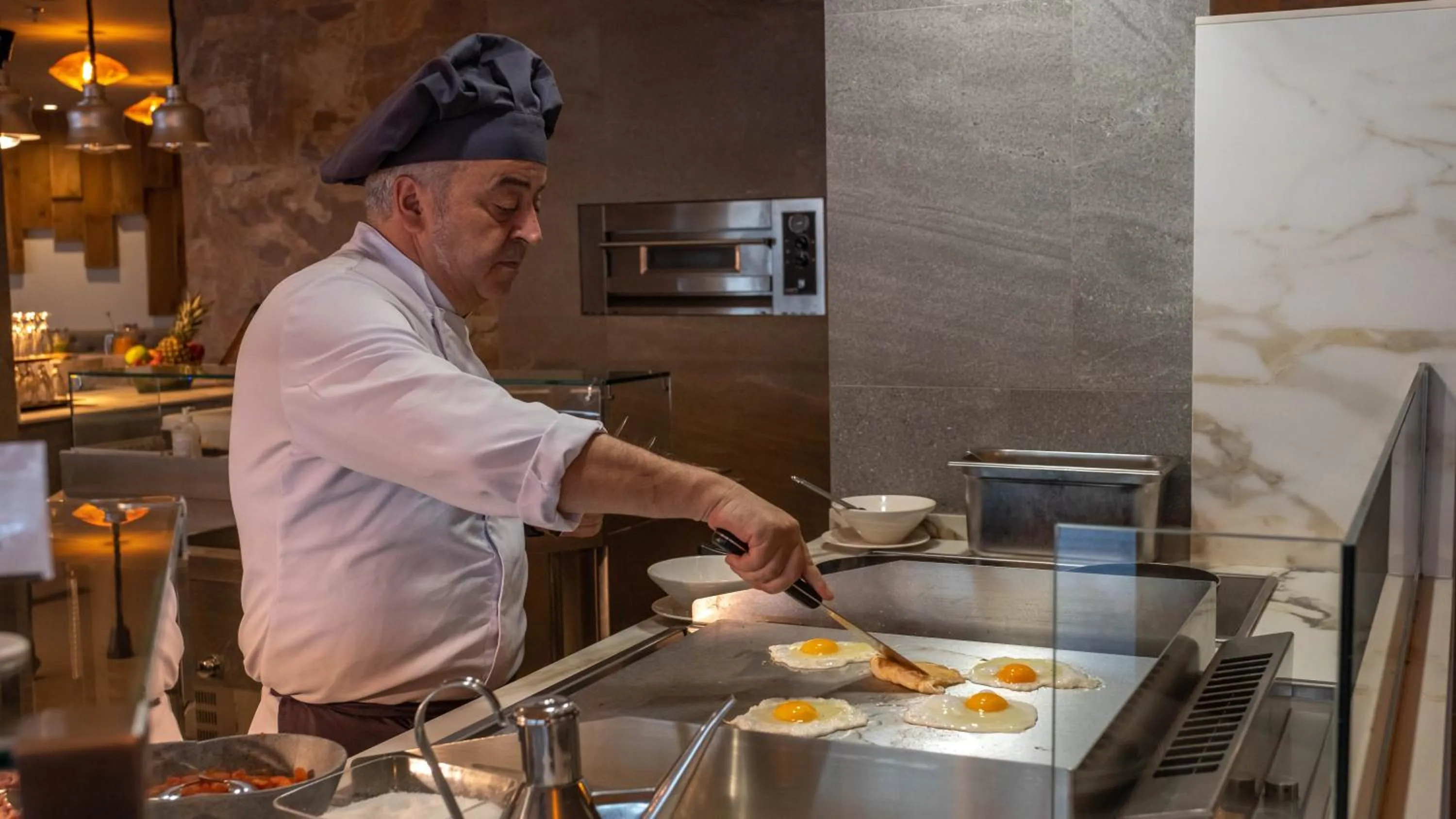 Kitchen or kitchenette in Cádiz Bahía by QHotels