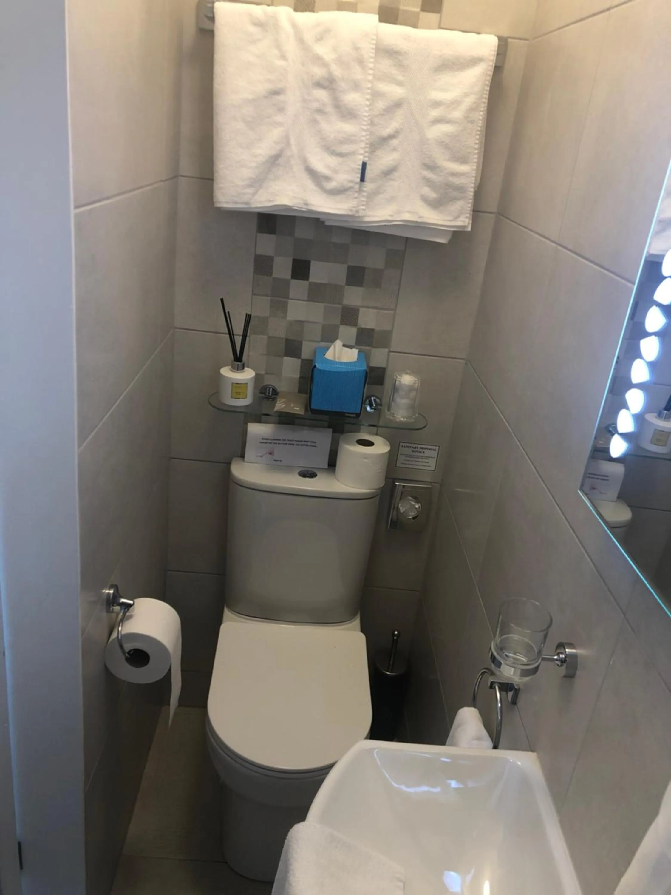 Toilet in Seacrest B&B