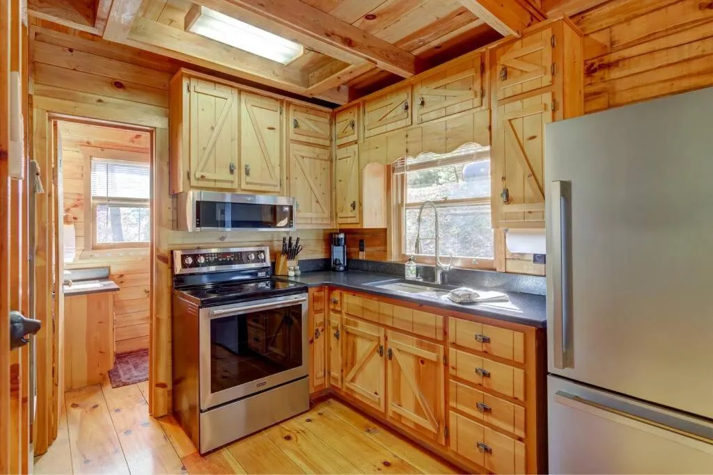 Kitchen or kitchenette in Log Cabin with Mountain View and Privacy
