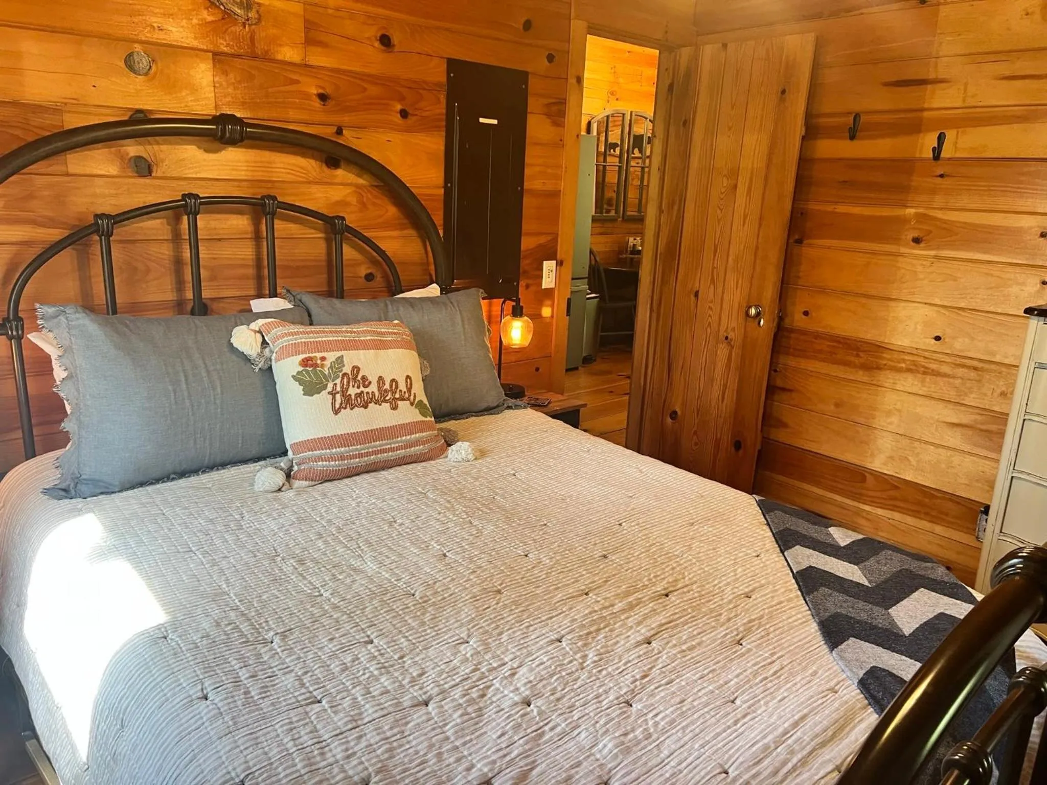 Bed in Log Cabin with Mountain View and Privacy