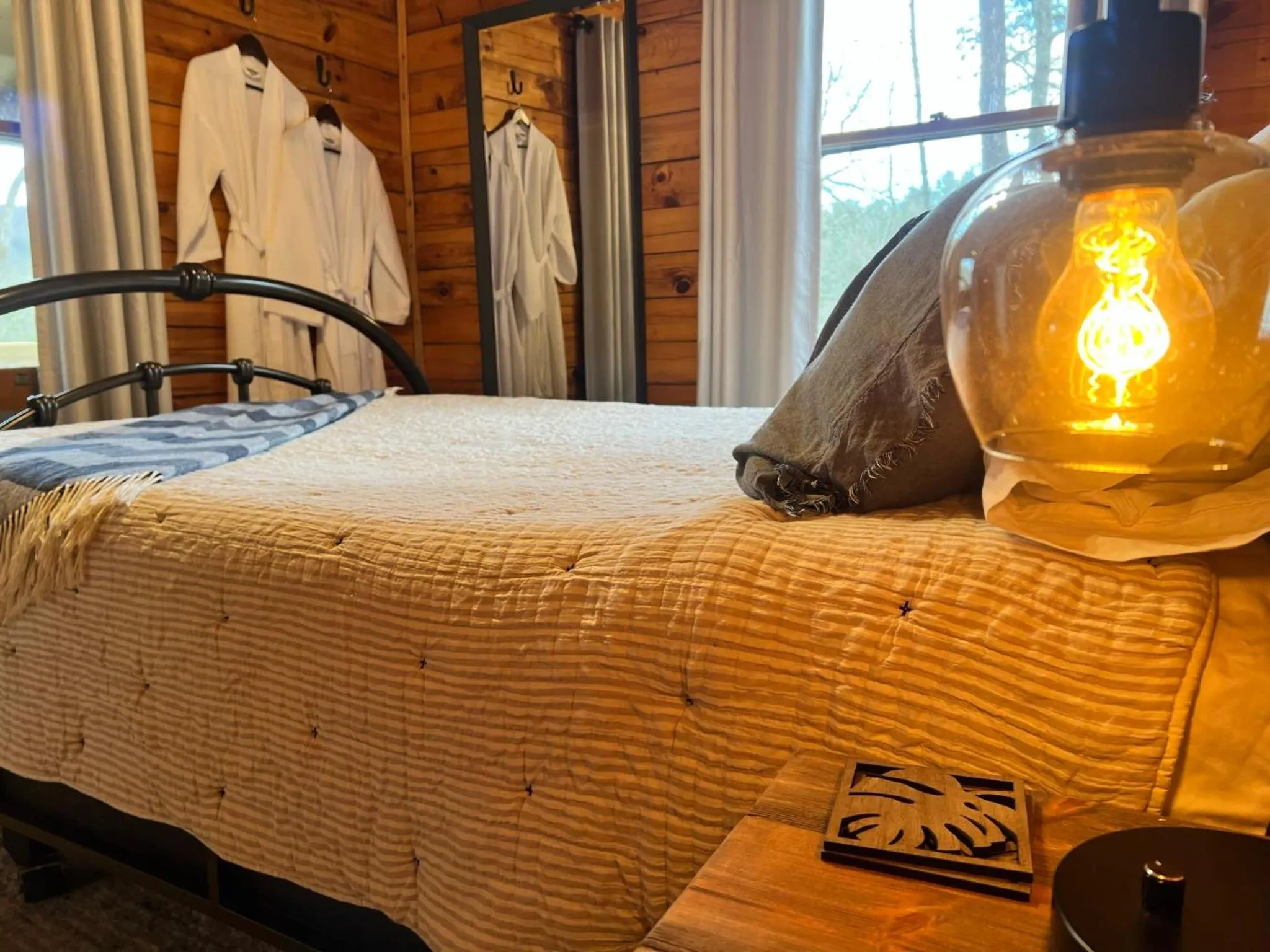 Bed in Log Cabin with Mountain View and Privacy