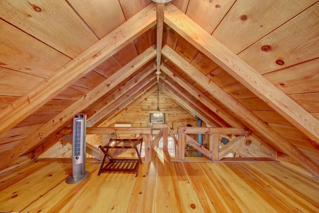 Log Cabin with Mountain View and Privacy