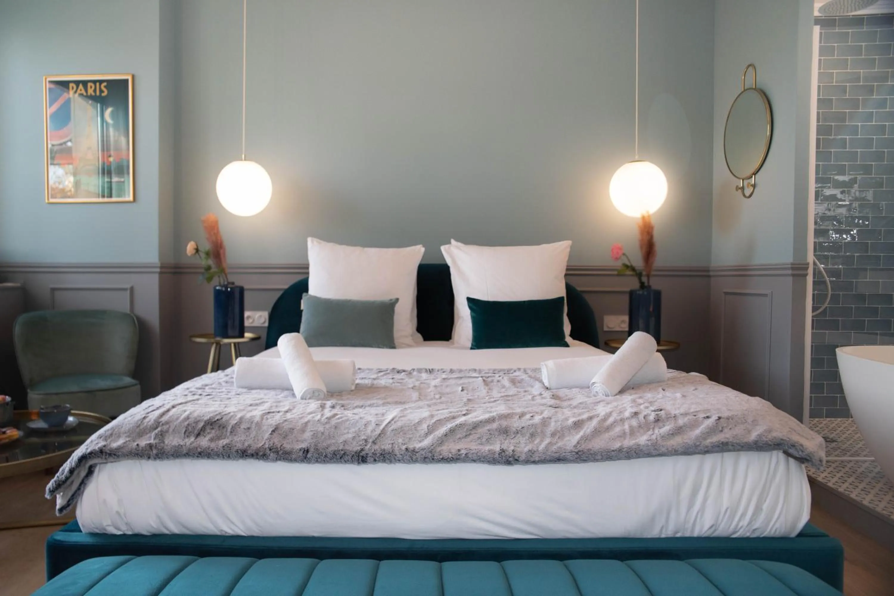 Bedroom, Bed in The Parisian Blue Eiffel Tower