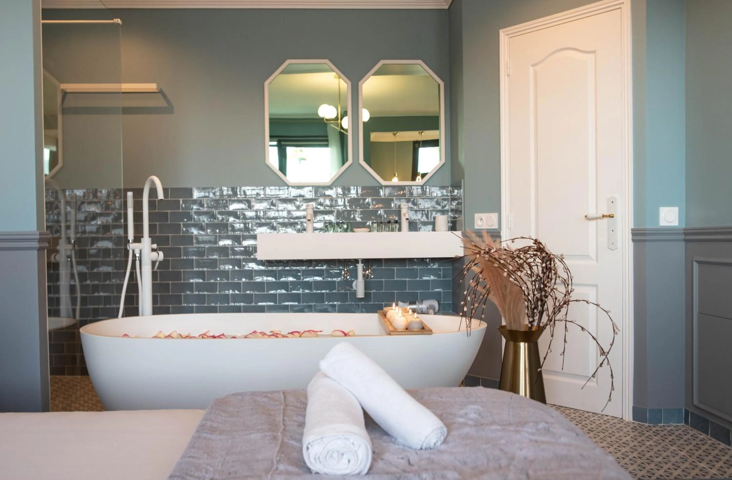 Bedroom, Bed in The Parisian Blue Eiffel Tower