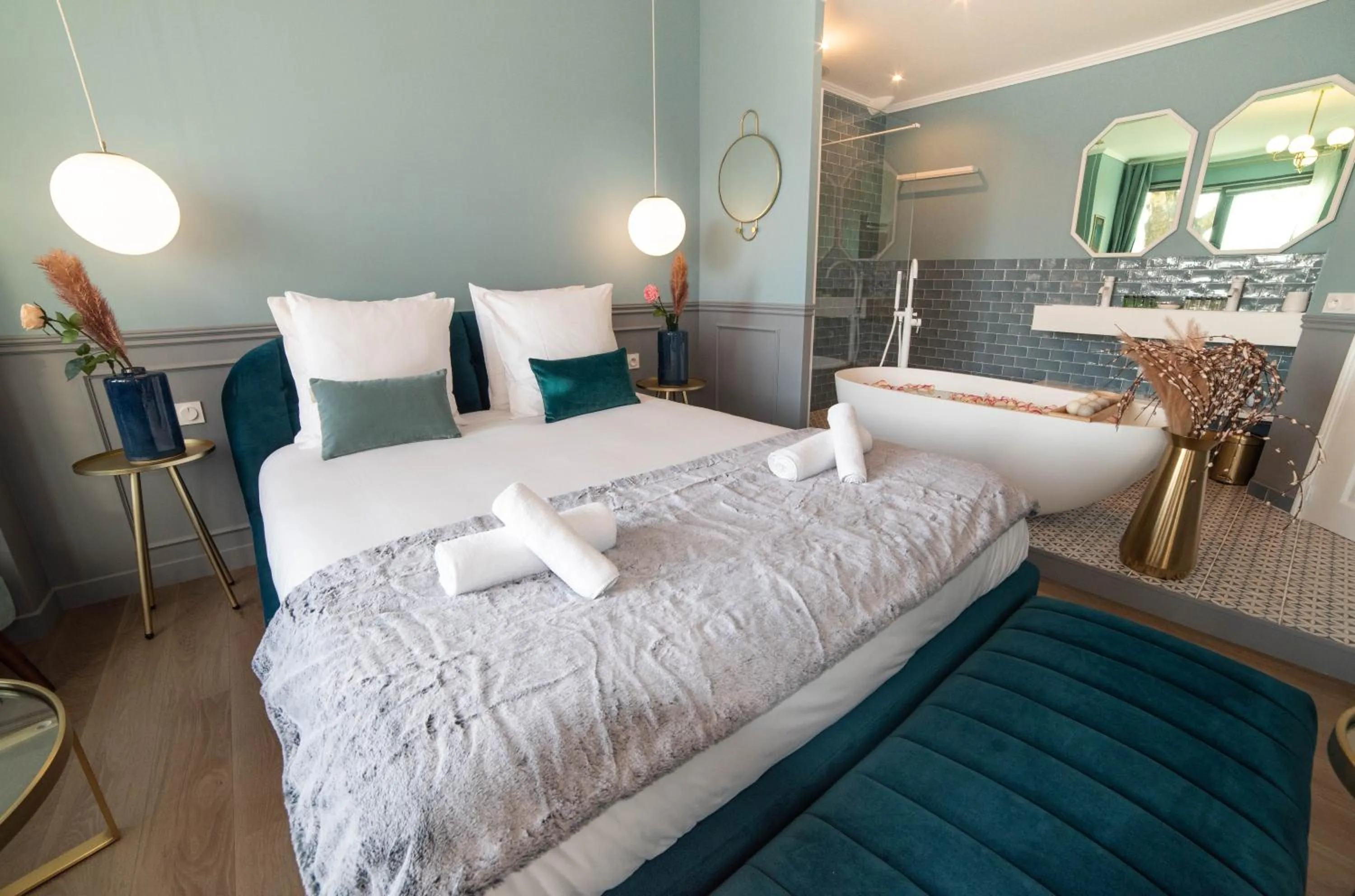 Bedroom, Bed in The Parisian Blue Eiffel Tower