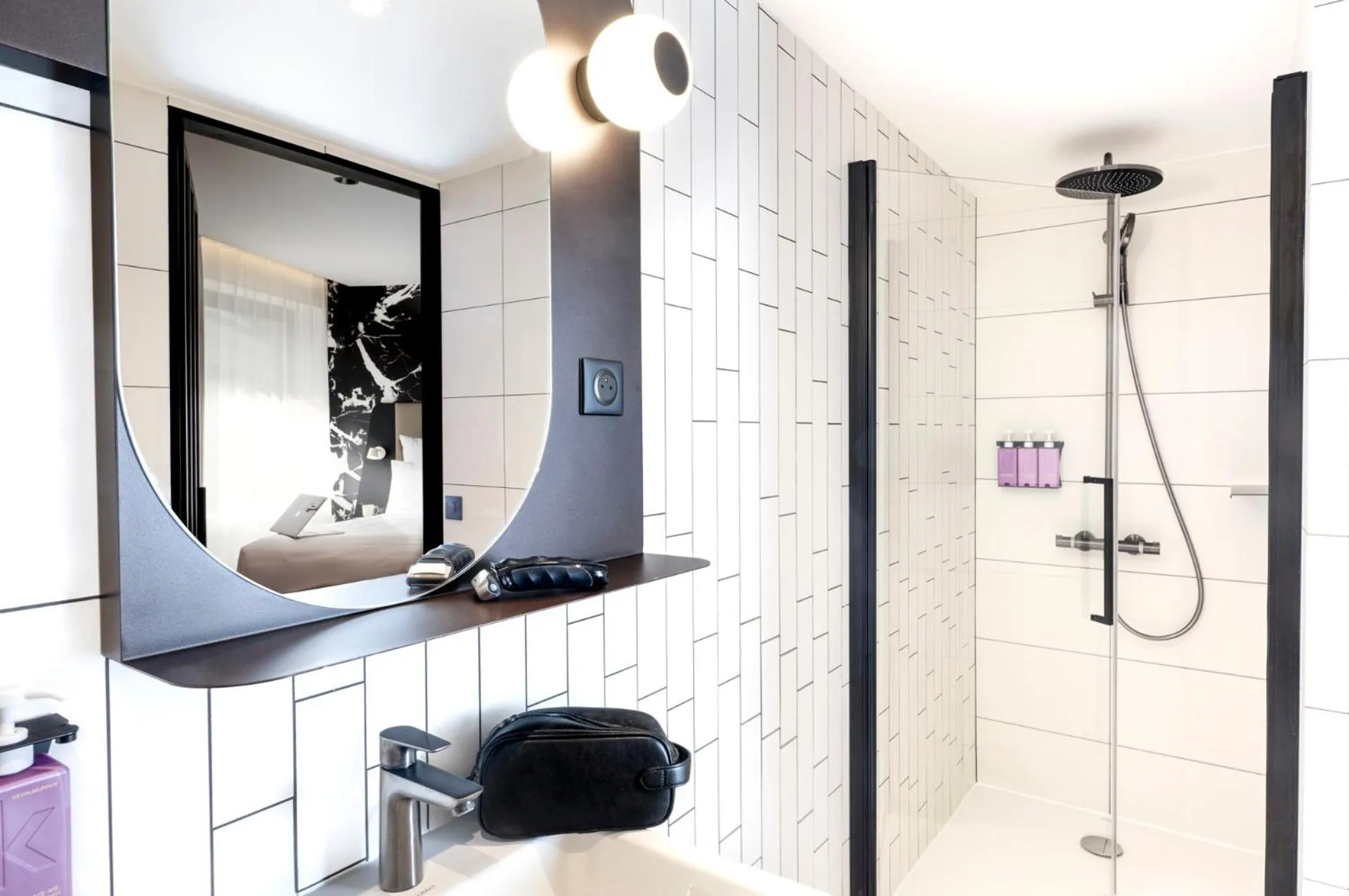 Shower in Tribe Paris La Defense Esplanade