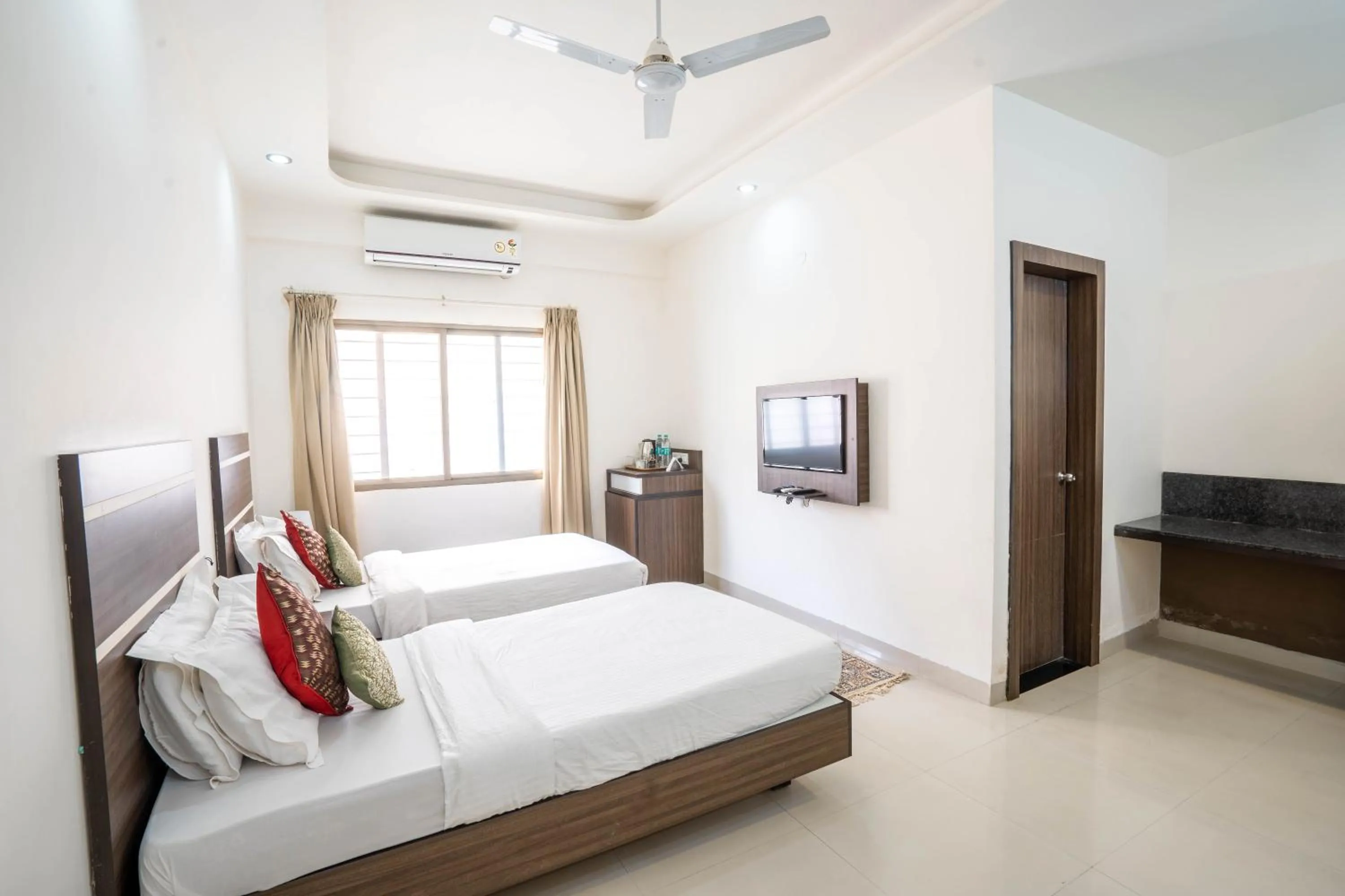 Photo of the whole room in Compact Tea Square