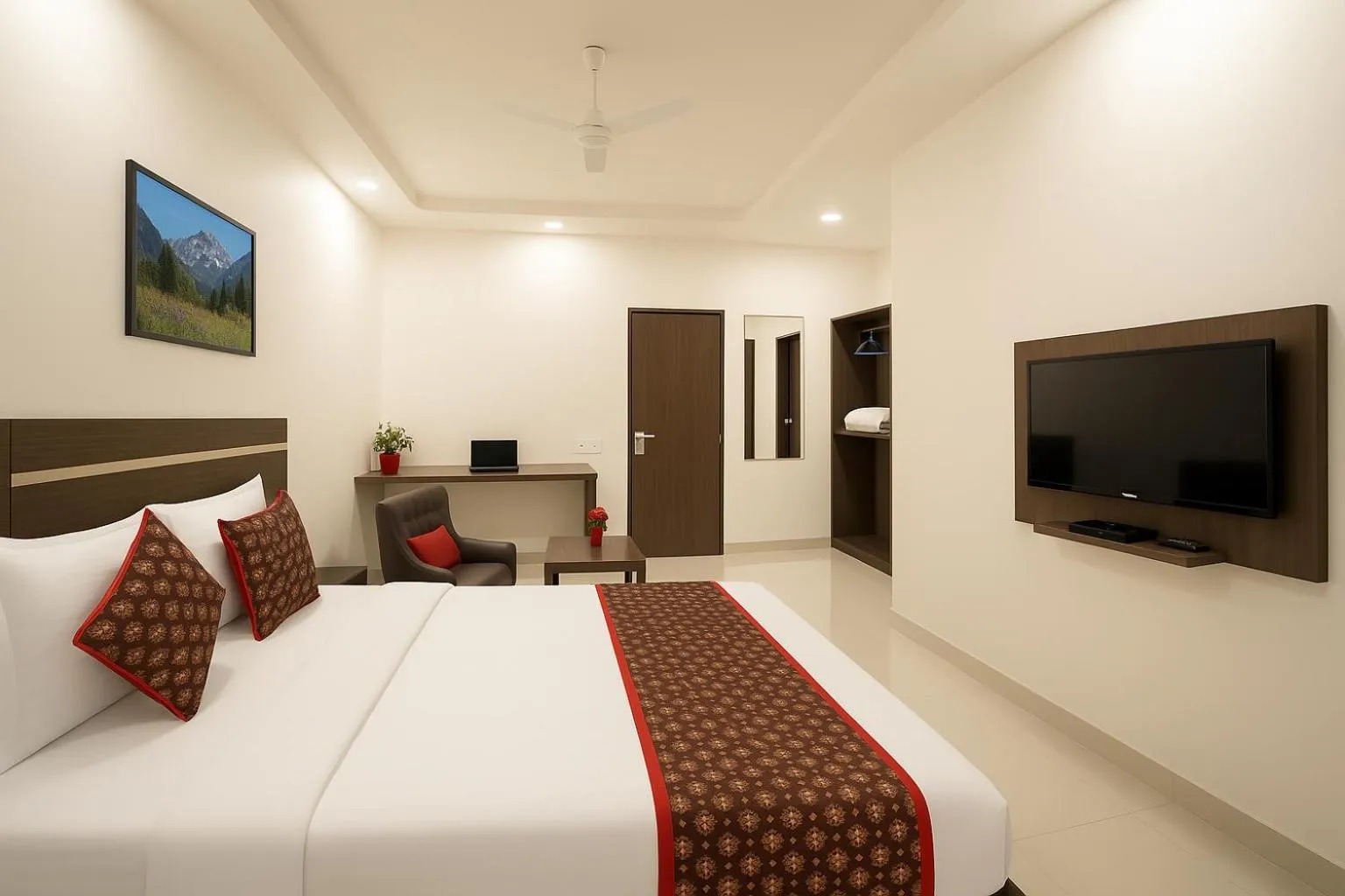 Photo of the whole room in Compact Tea Square