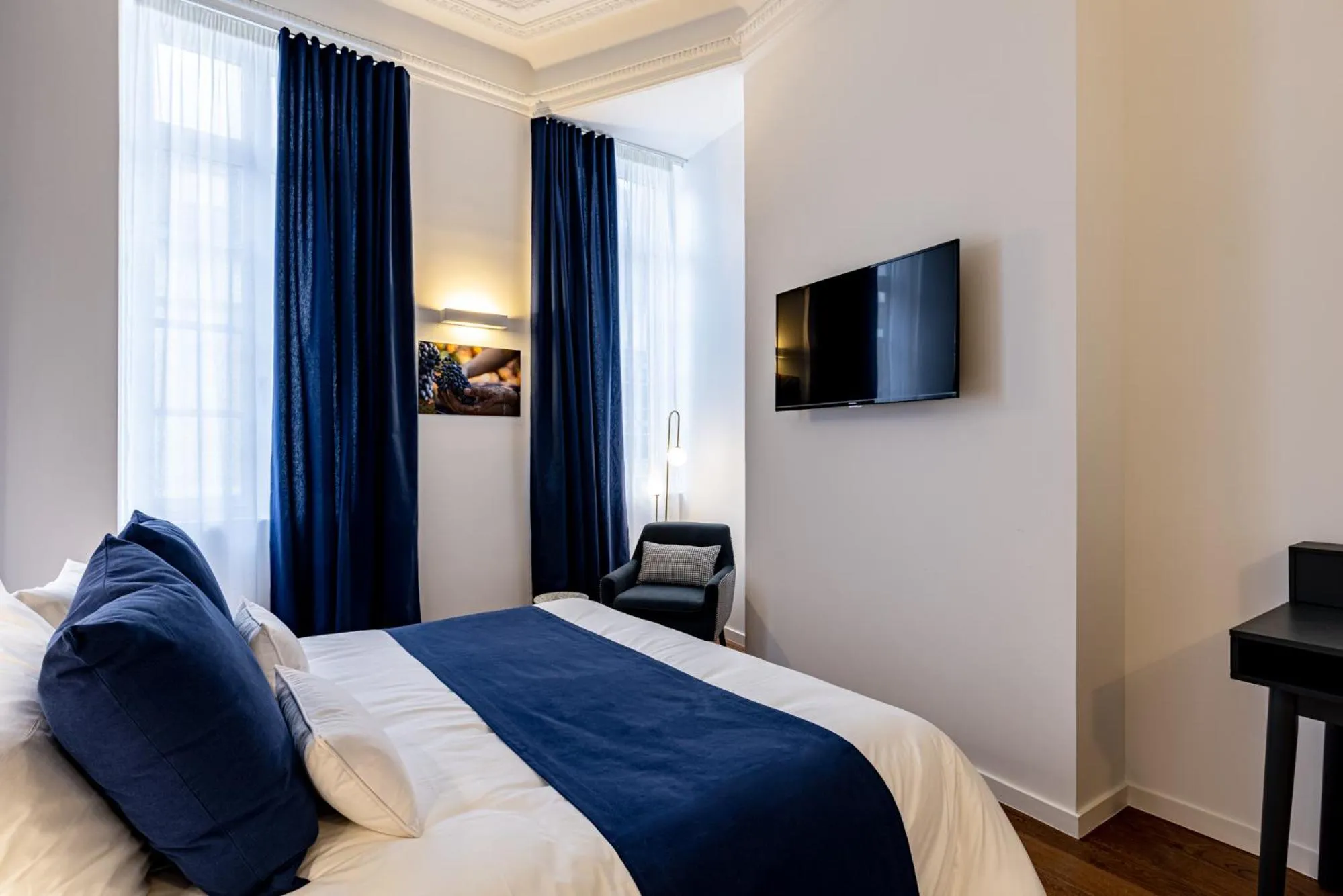 Photo of the whole room, Bed in Hotel du Palais Dijon