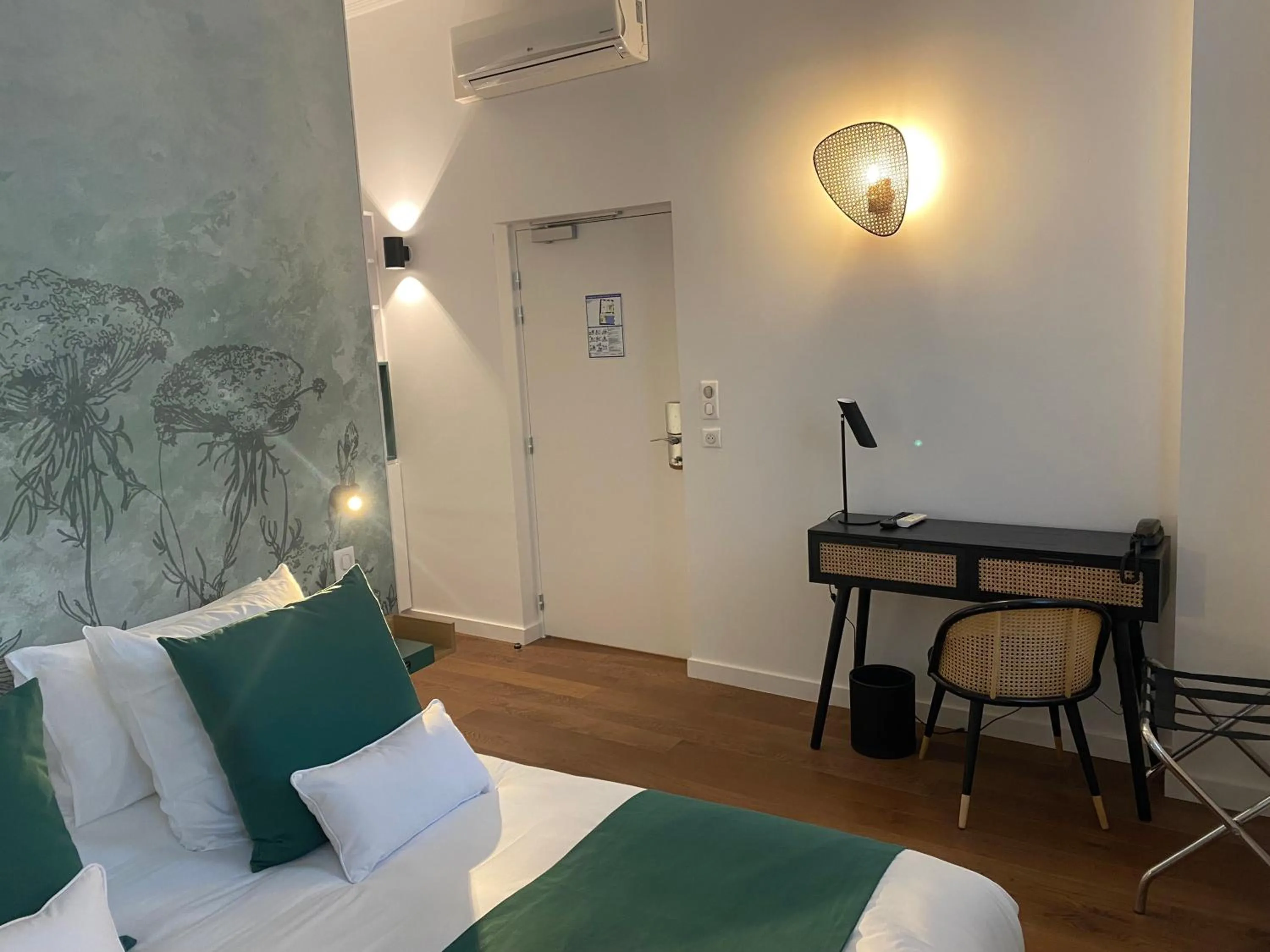 Bedroom, Bed in Hotel du Palais Dijon