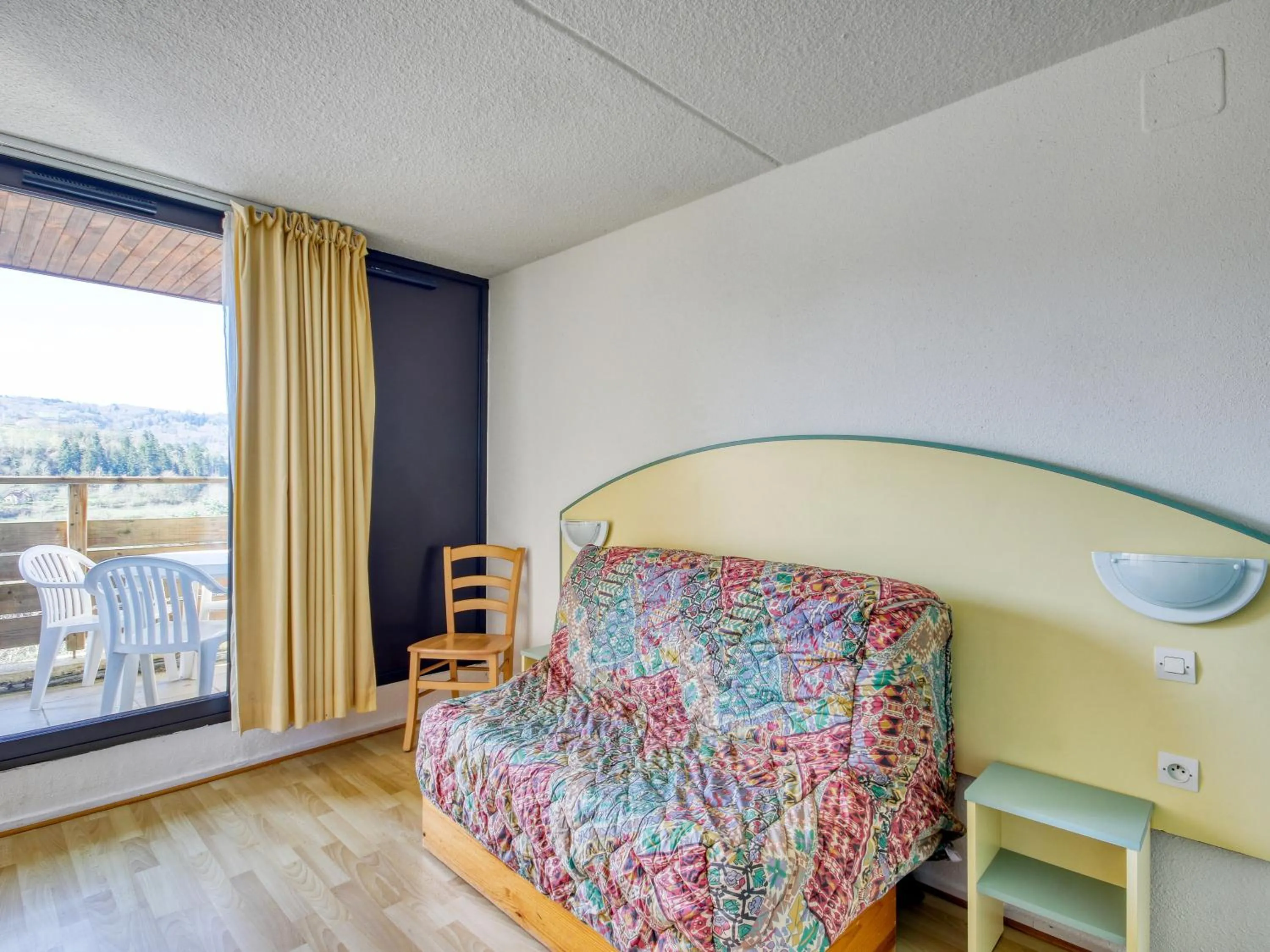 Living room, Bed in Vacancéole - Le Domaine de Confolant