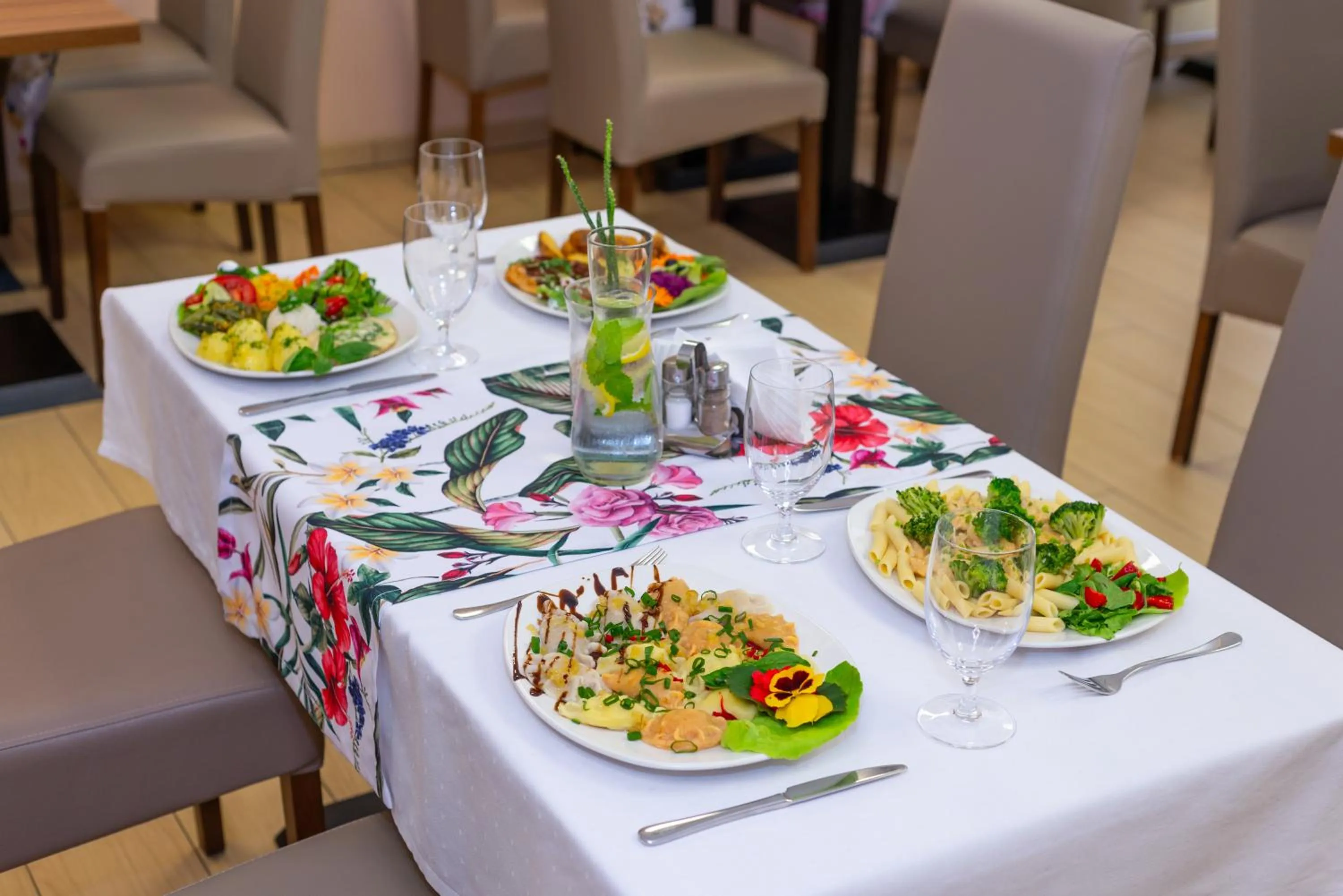 Restaurant/places to eat in Hotel Podium