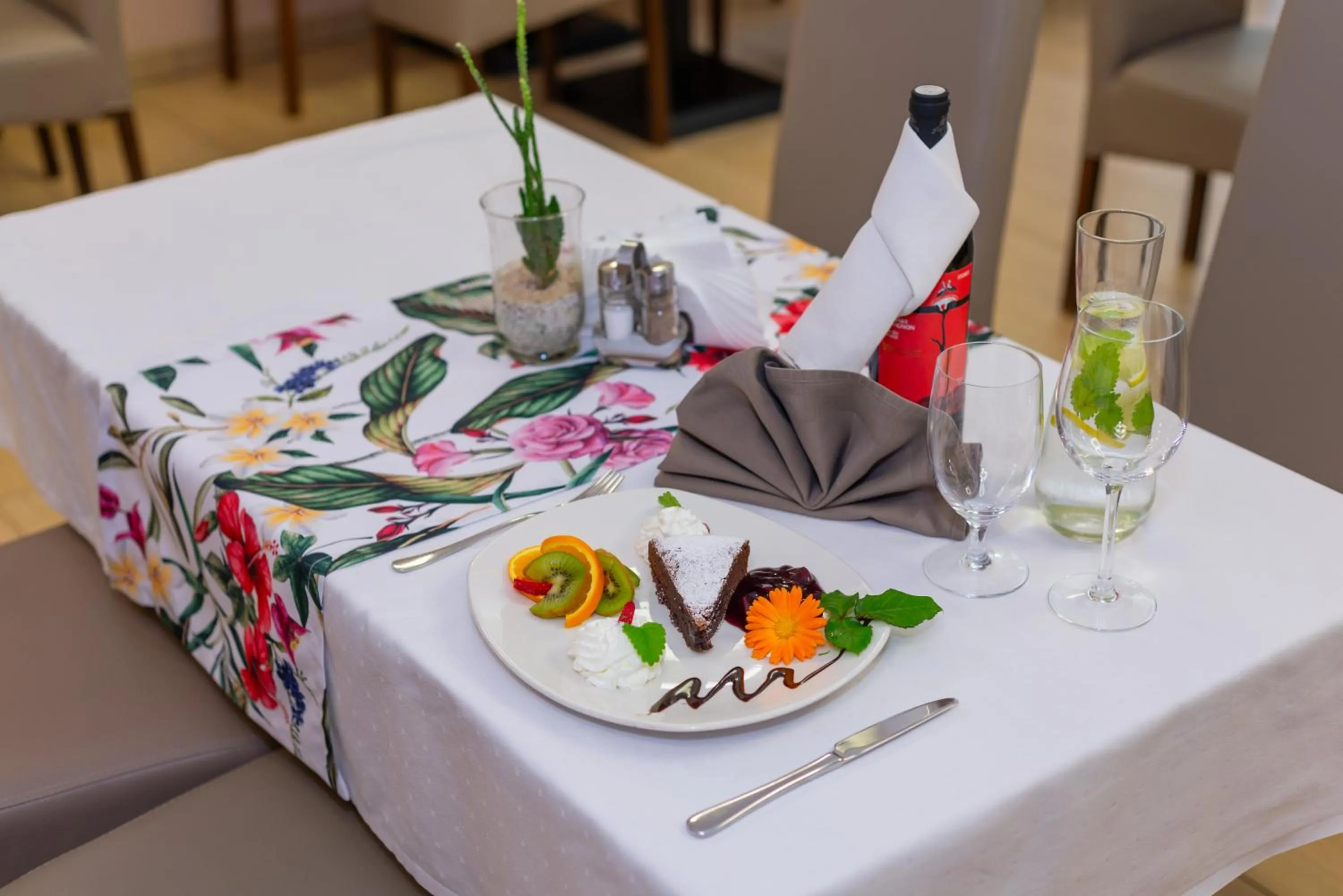 Restaurant/places to eat in Hotel Podium