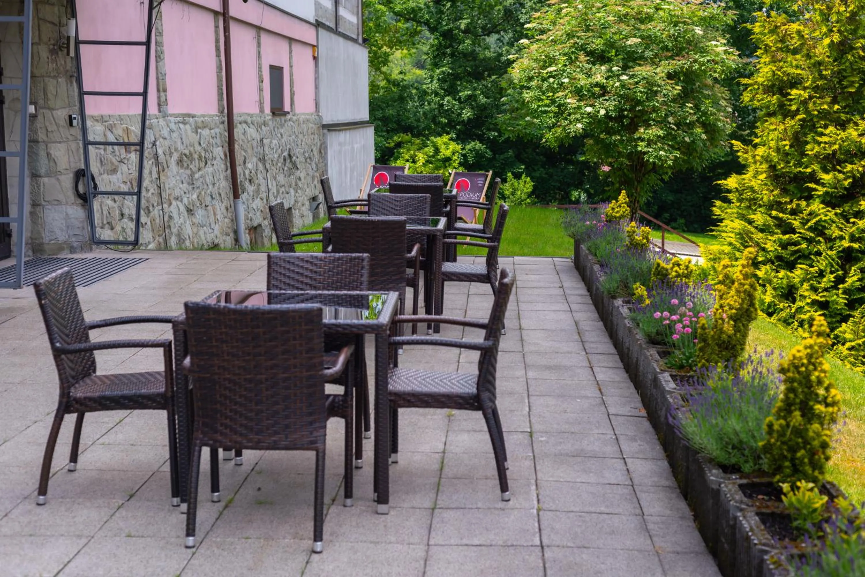 Restaurant/places to eat in Hotel Podium