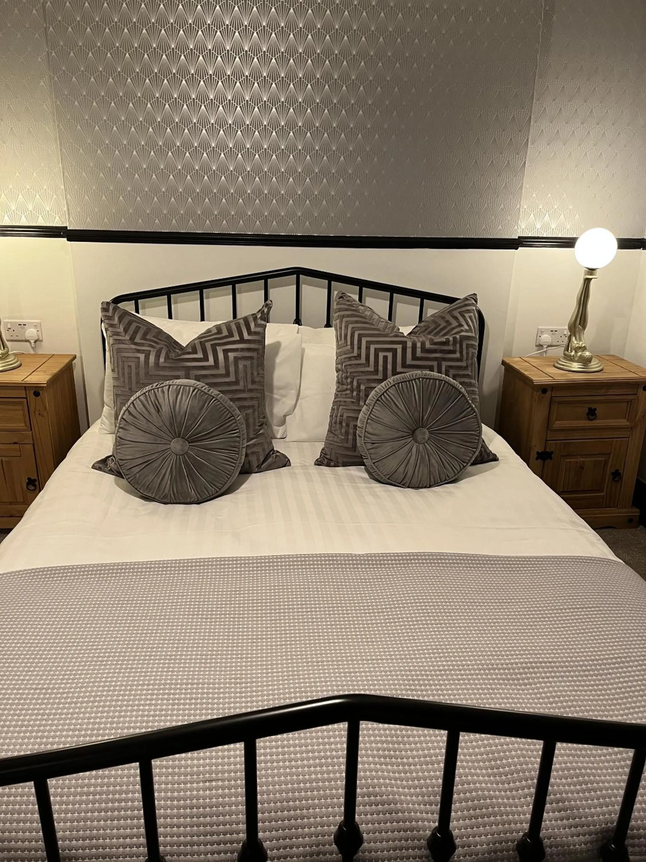 Bedroom, Bed in The Tontine Hotel & Bar