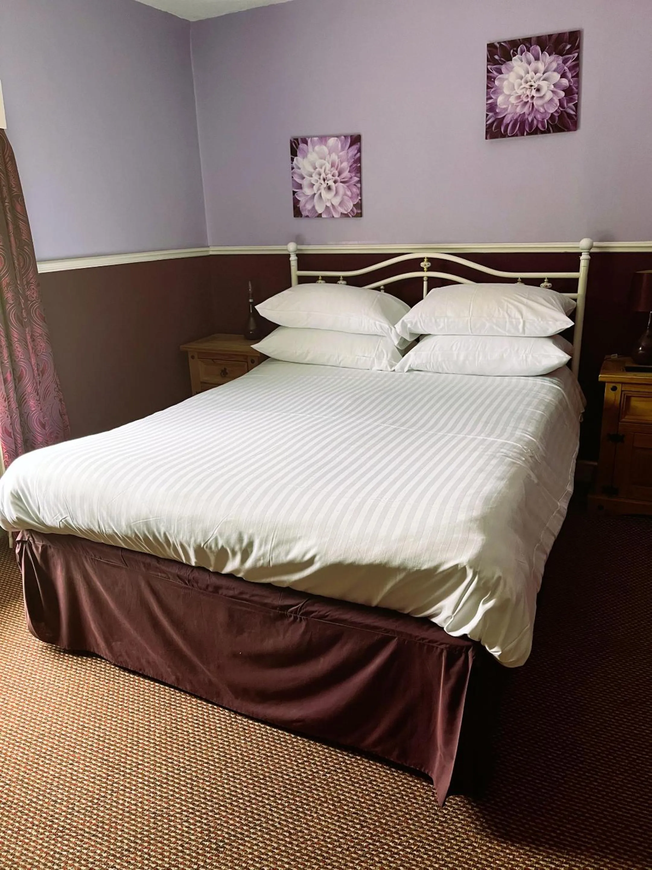 Bedroom, Bed in The Tontine Hotel & Bar