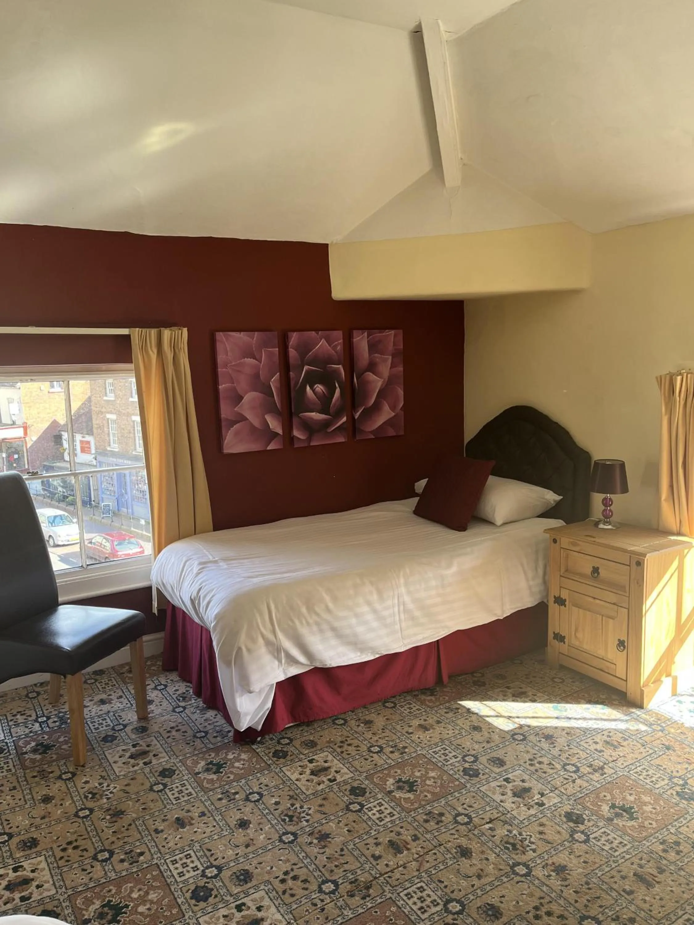 Bedroom, Bed in The Tontine Hotel & Bar