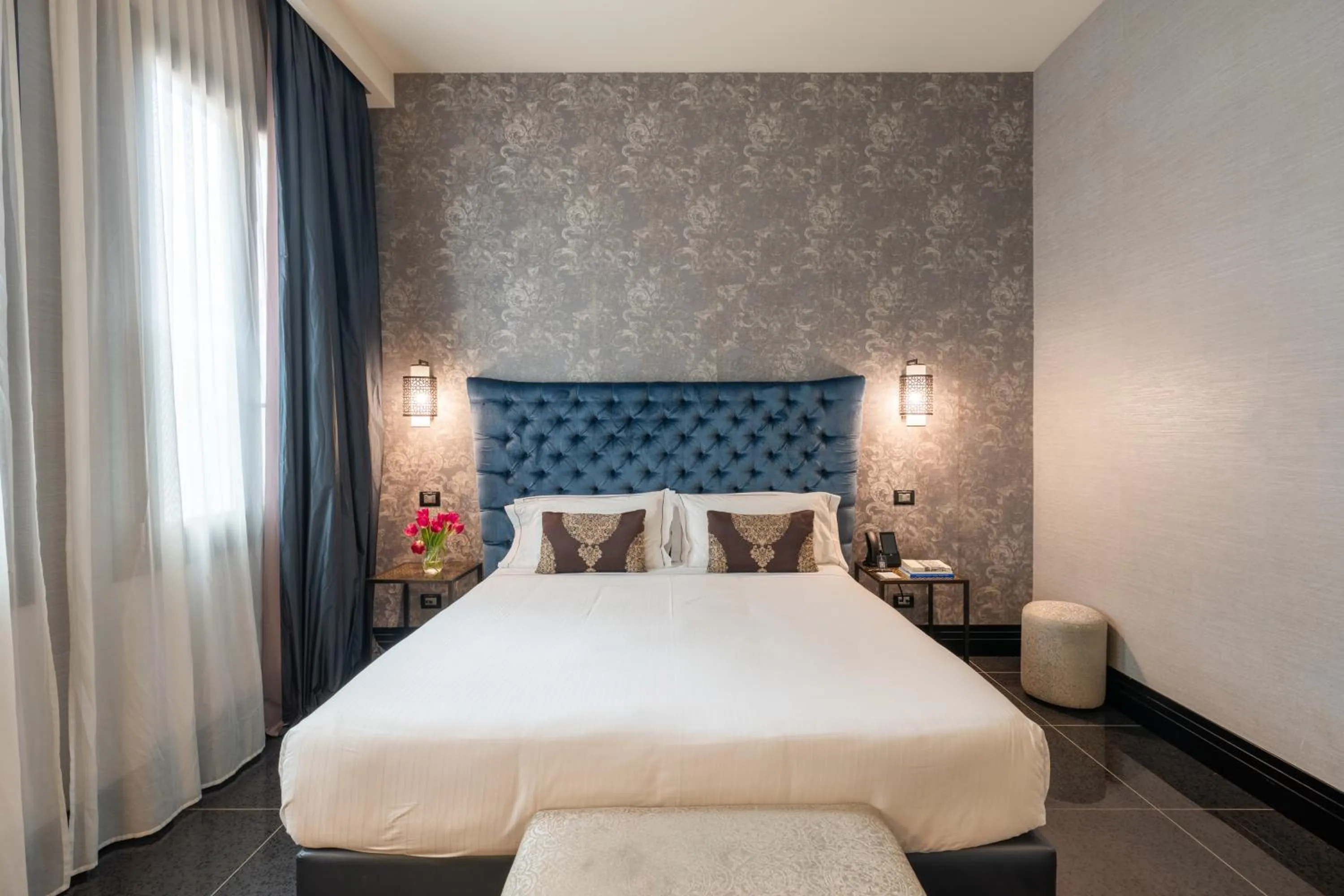 Photo of the whole room, Bed in The Venice Times