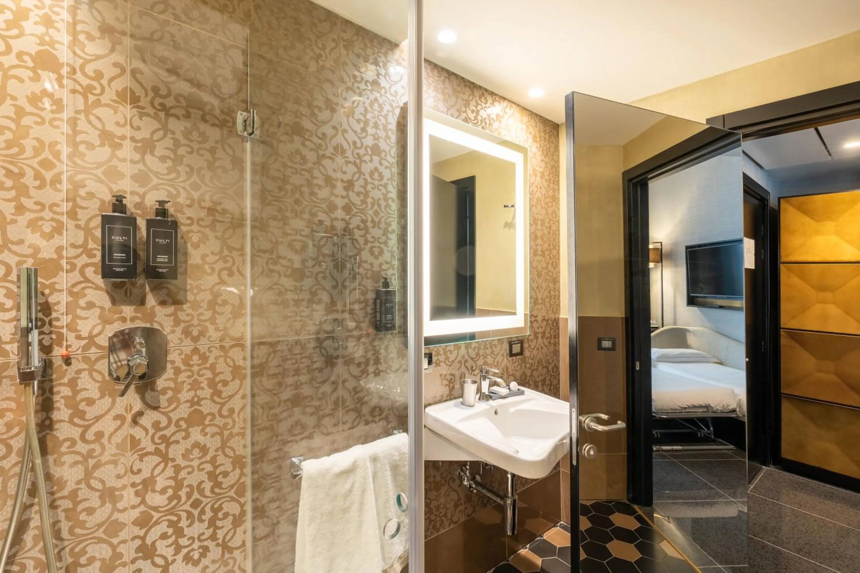 Bathroom, Bed in The Venice Times