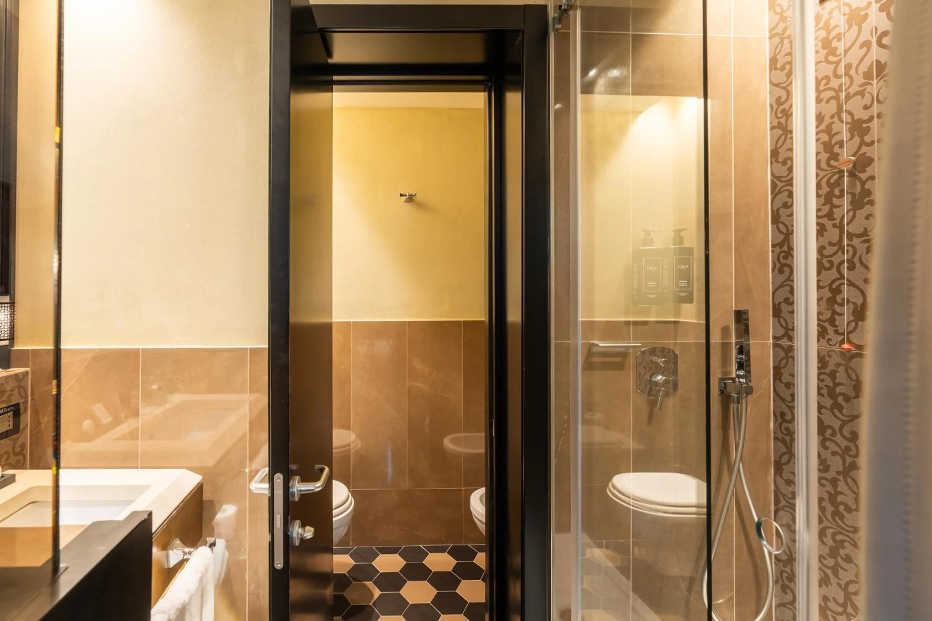 Bathroom in The Venice Times