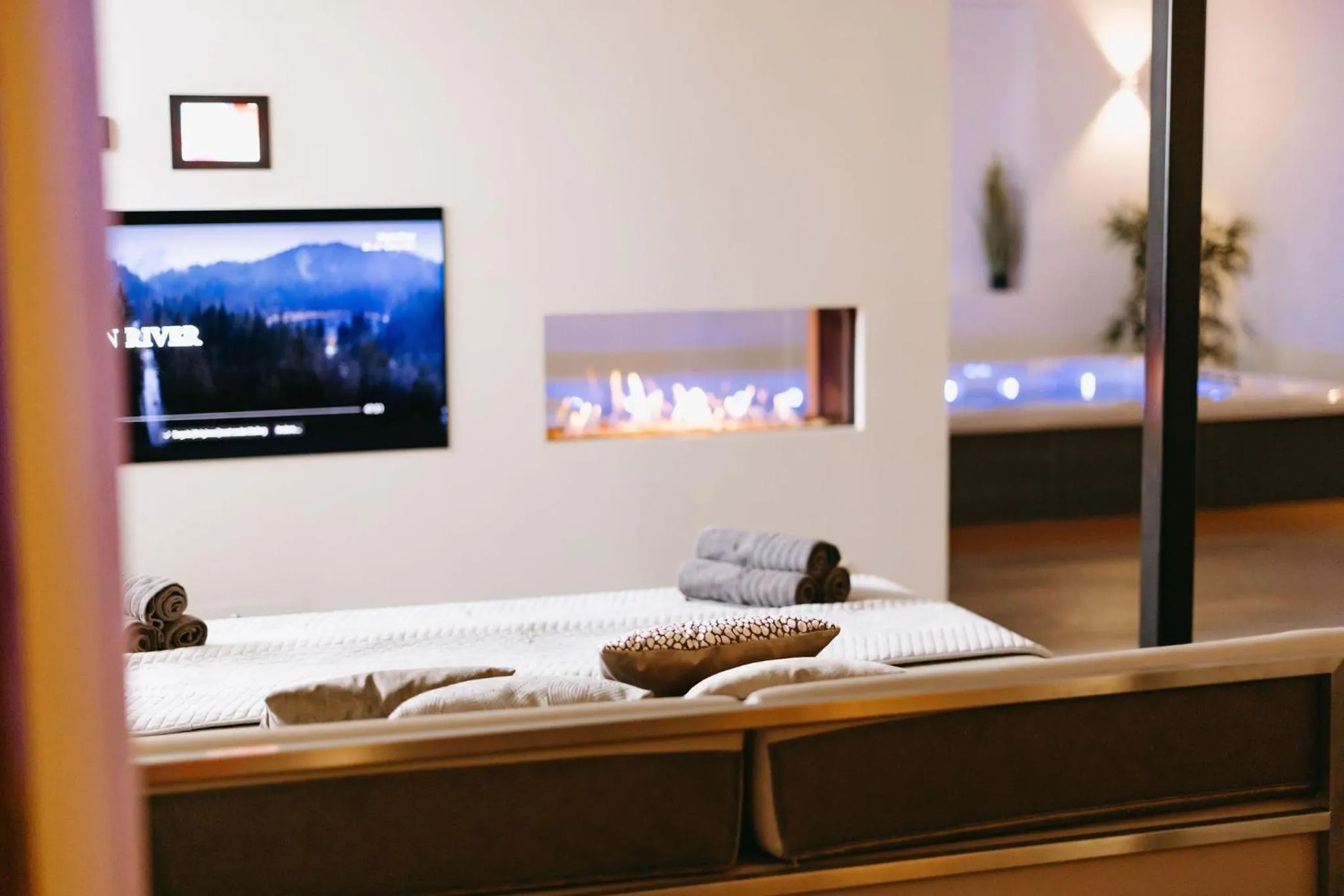 TV and multimedia, Bed in Maas en Waal Wellness & Suites