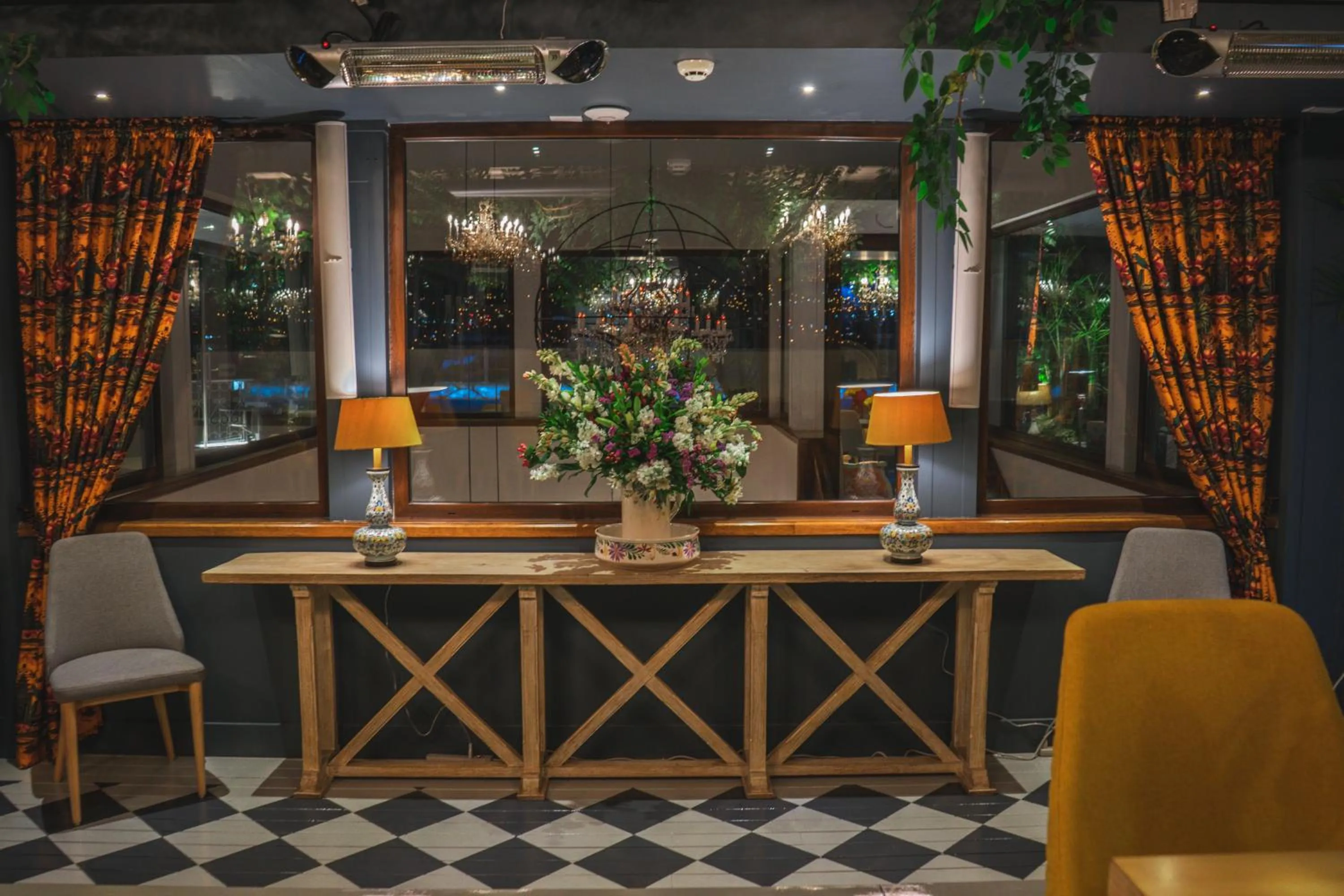 Restaurant/places to eat in Itza Hotel Boutique Internacional