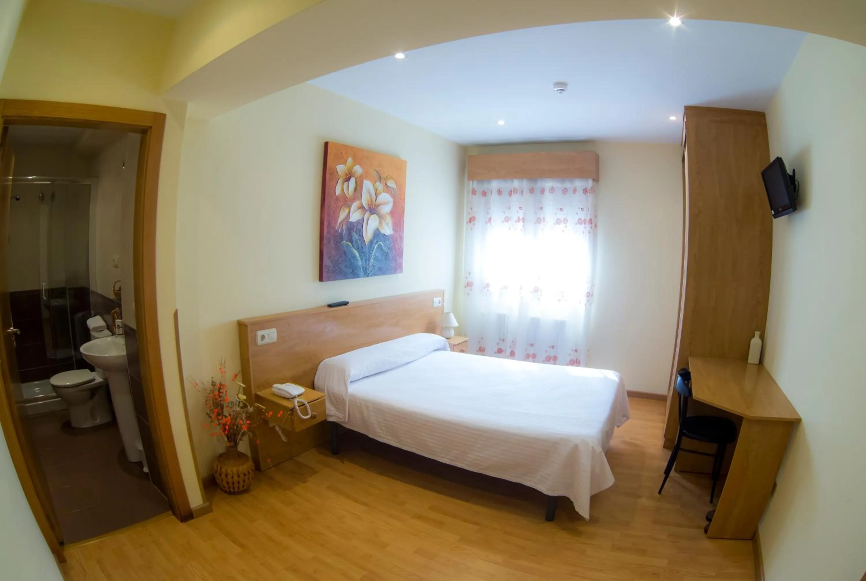 Photo of the whole room, Bed in Hotel el Horreo de Avilés