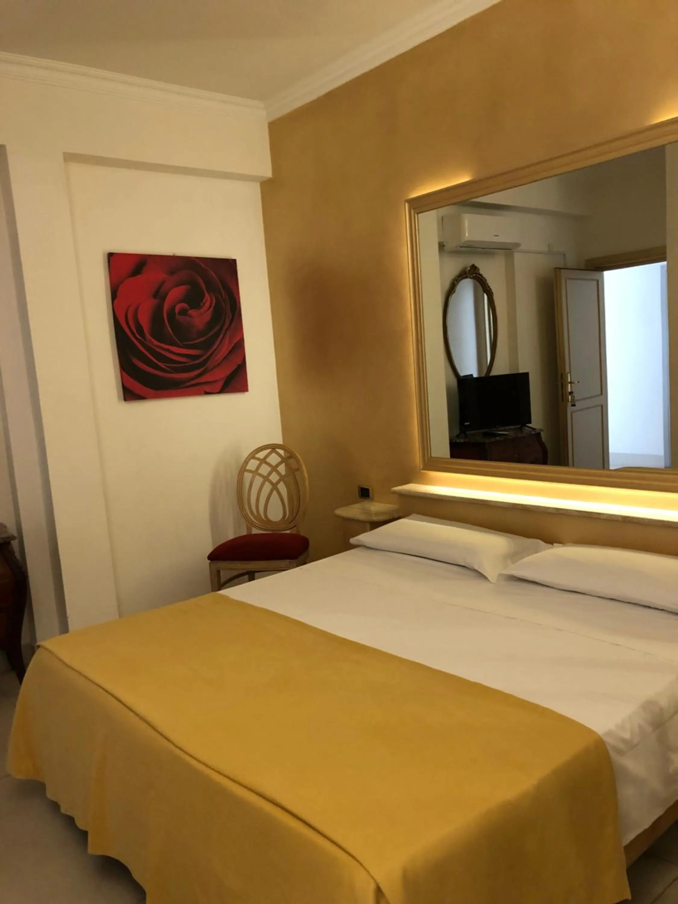 Bed in Hotel Quadrifoglio Roma Eur