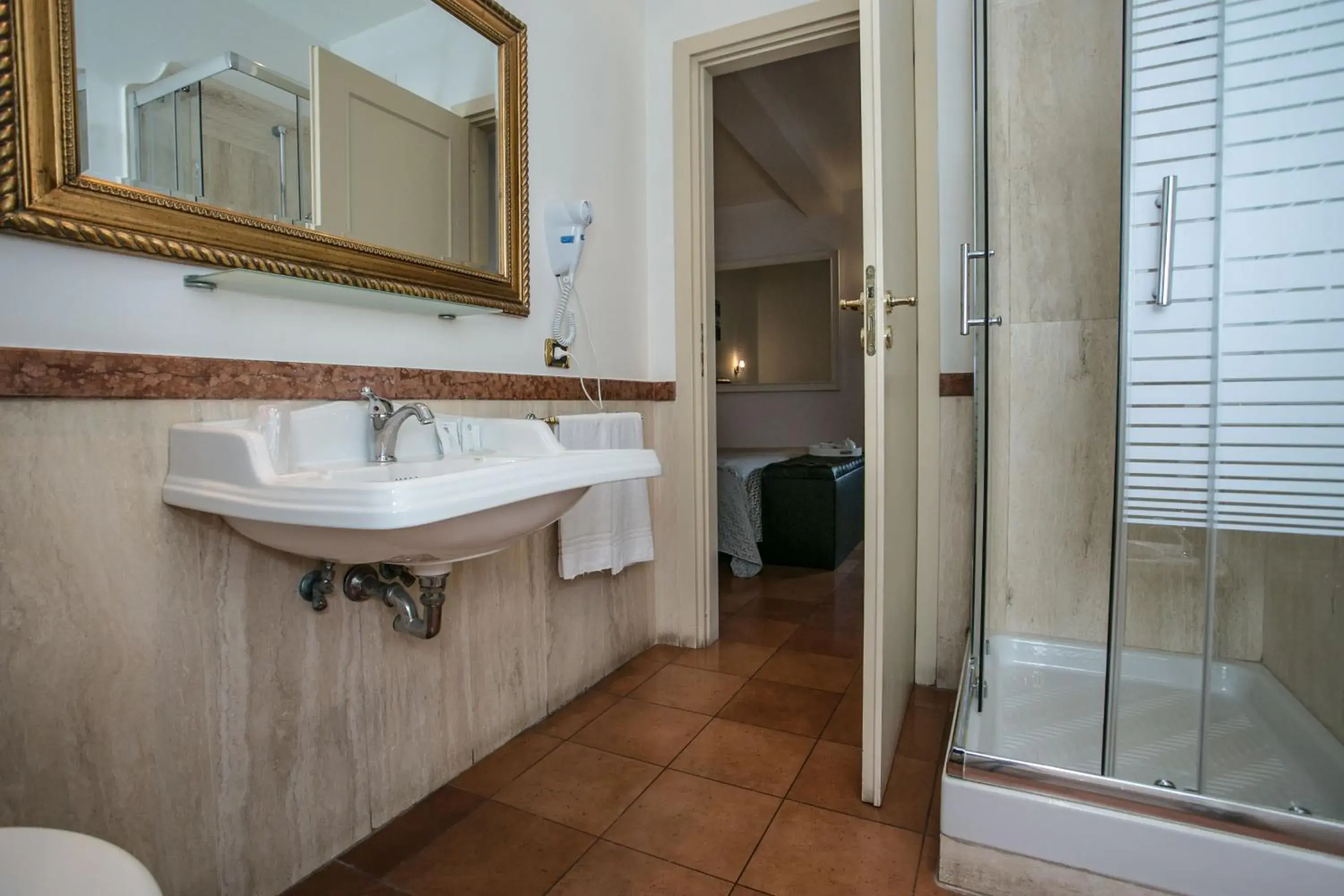 Deluxe Double or Twin Room in Hotel Quadrifoglio Roma Eur Deluxe Double or Twin Room in Hotel Quadrifoglio Roma Eur
