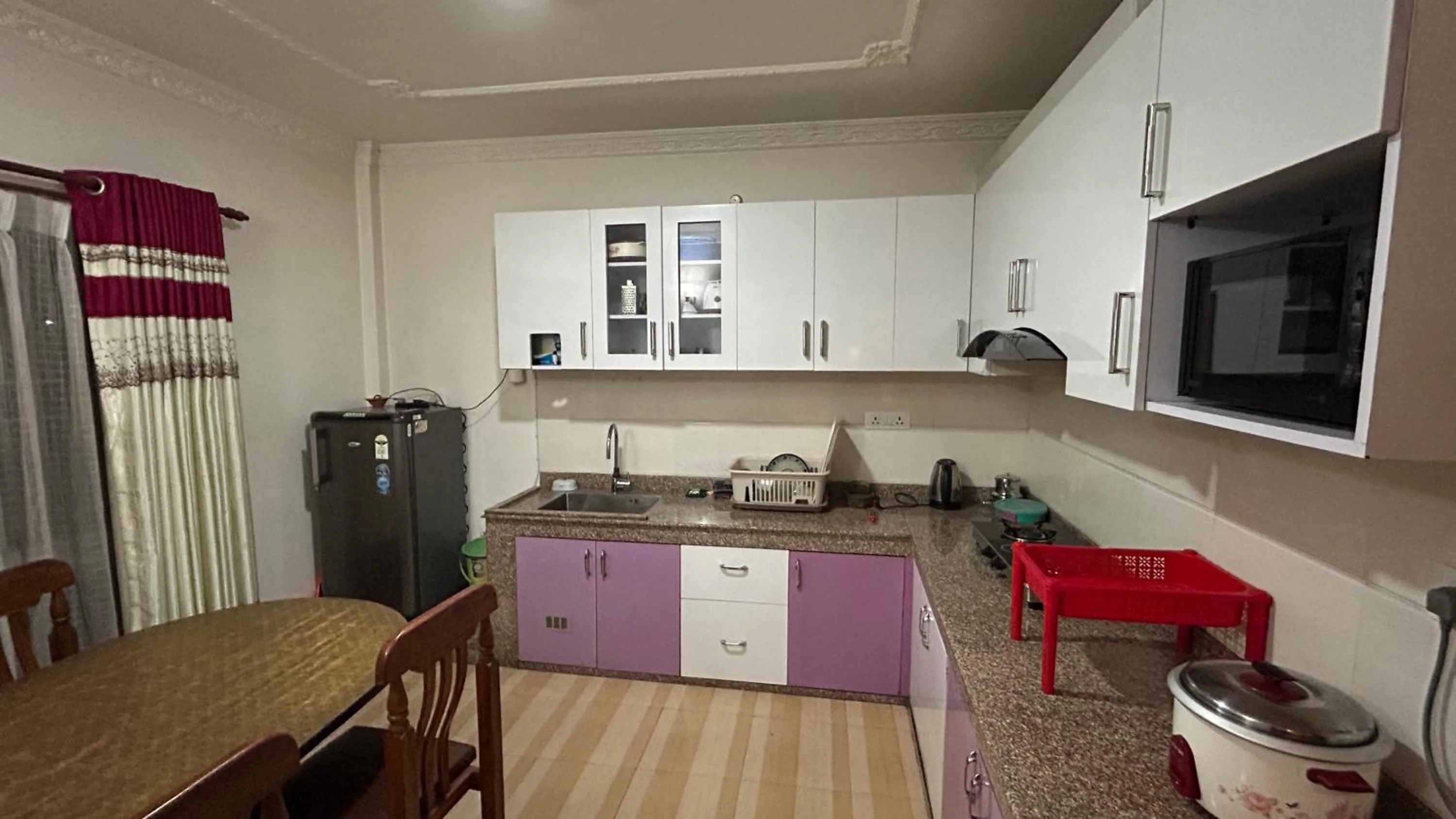 Kitchen or kitchenette in Raniban Suites - Apartment Home