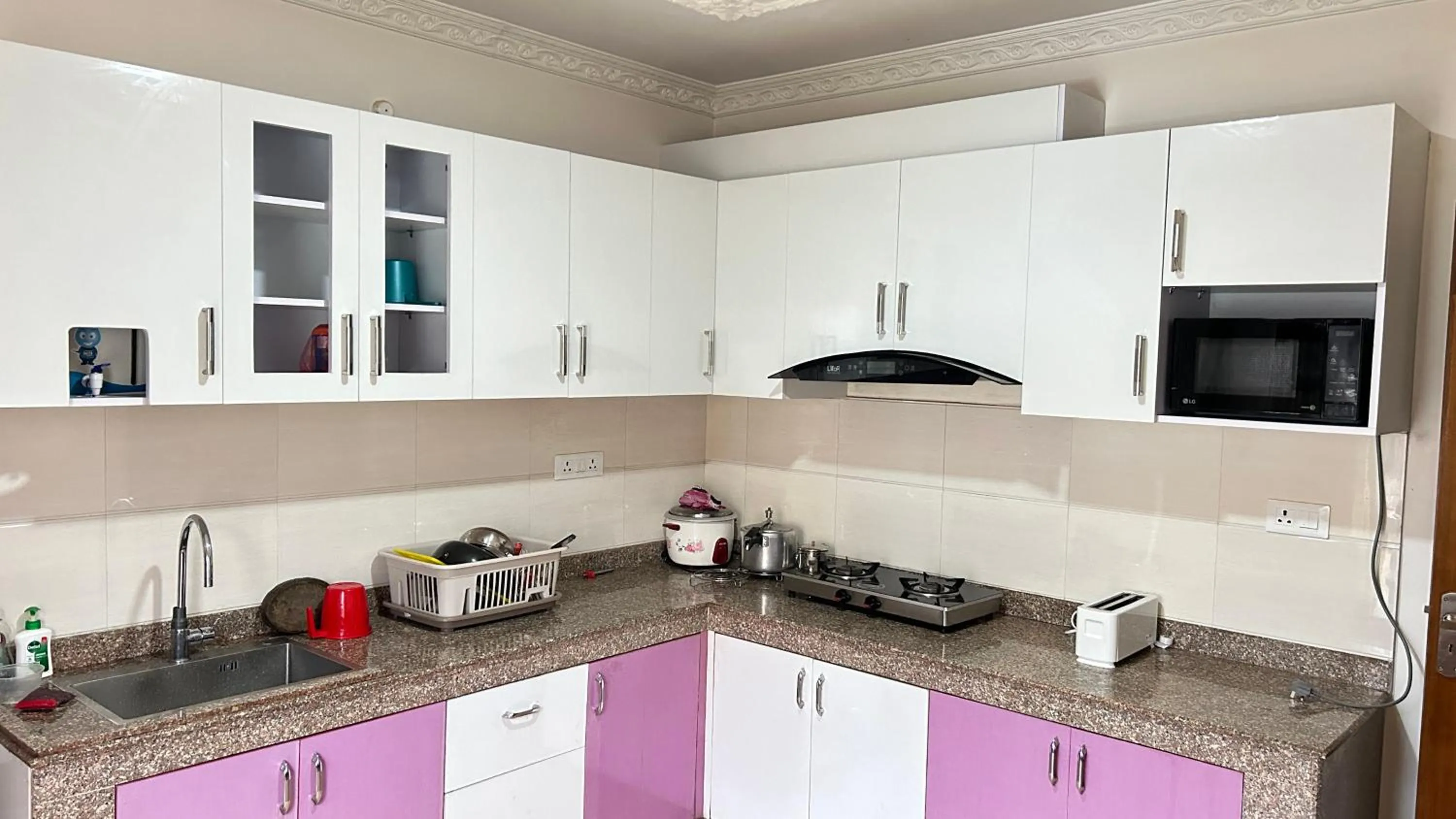 Kitchen or kitchenette in Raniban Suites - Apartment Home