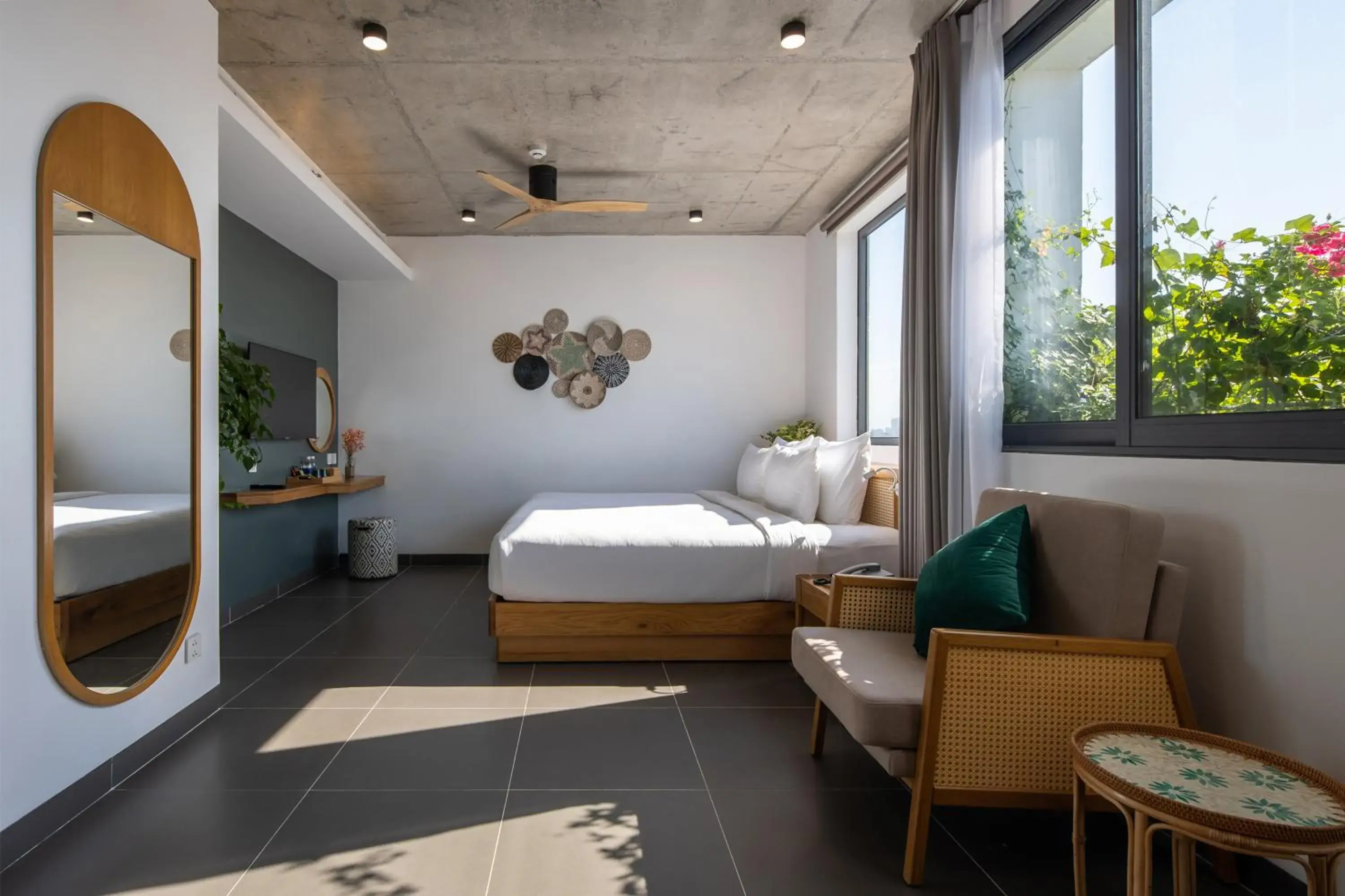 Deluxe Double or Twin Room with City View in Leaf Beachfront Hotel Da Nang Deluxe Double or Twin Room with City View in Leaf Beachfront Hotel Da Nang