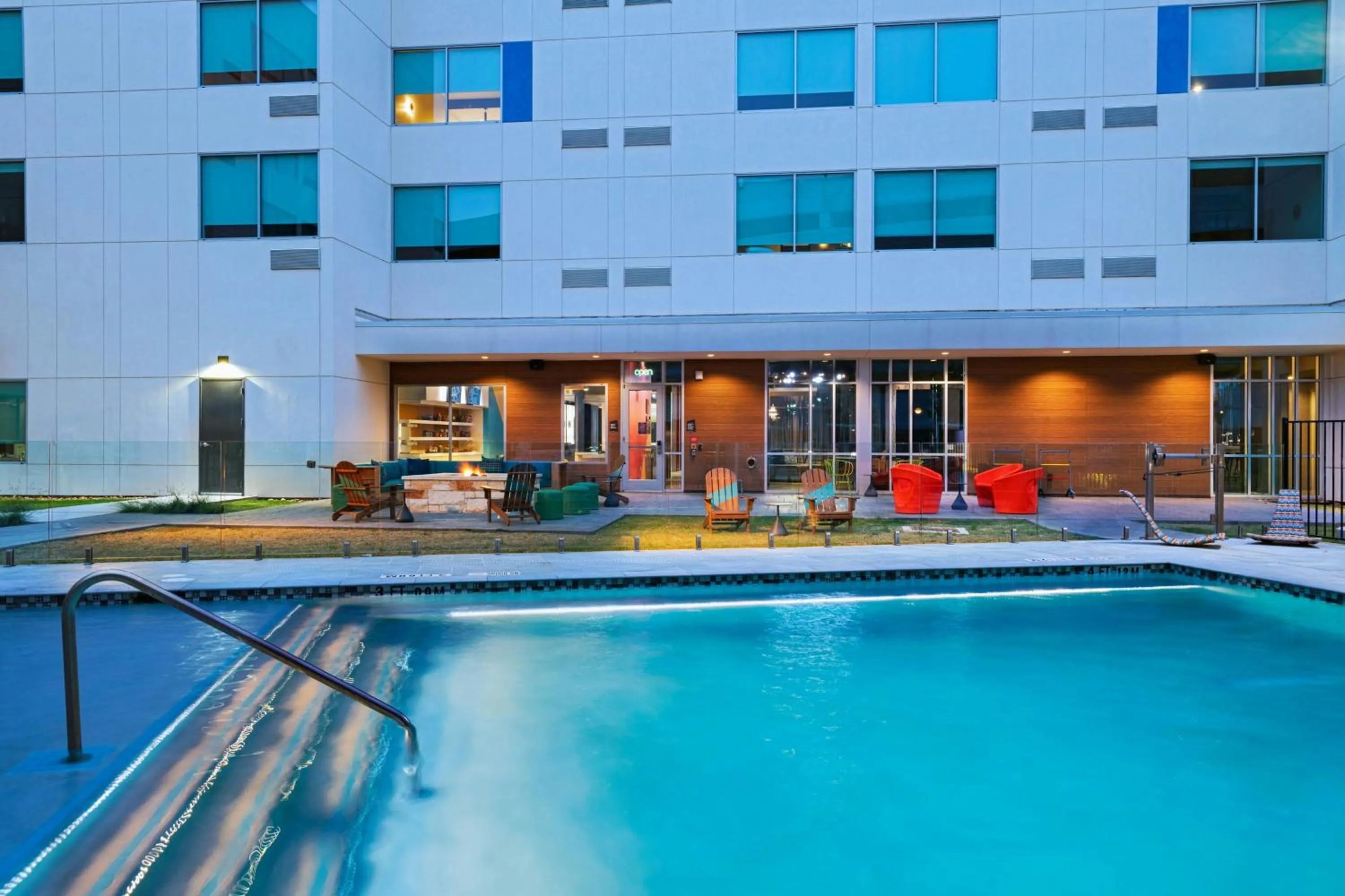 Swimming pool in Aloft Austin Southwest