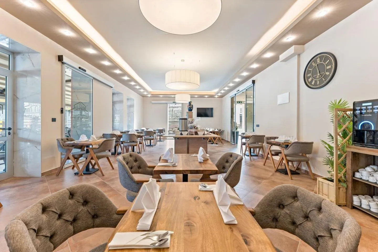 Restaurant/places to eat in Hotel Dua Residence