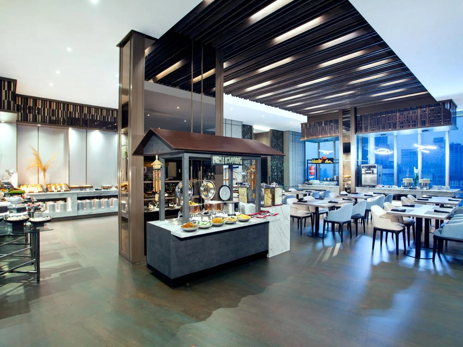 Restaurant/places to eat in Platinum Hotel Tunjungan Surabaya