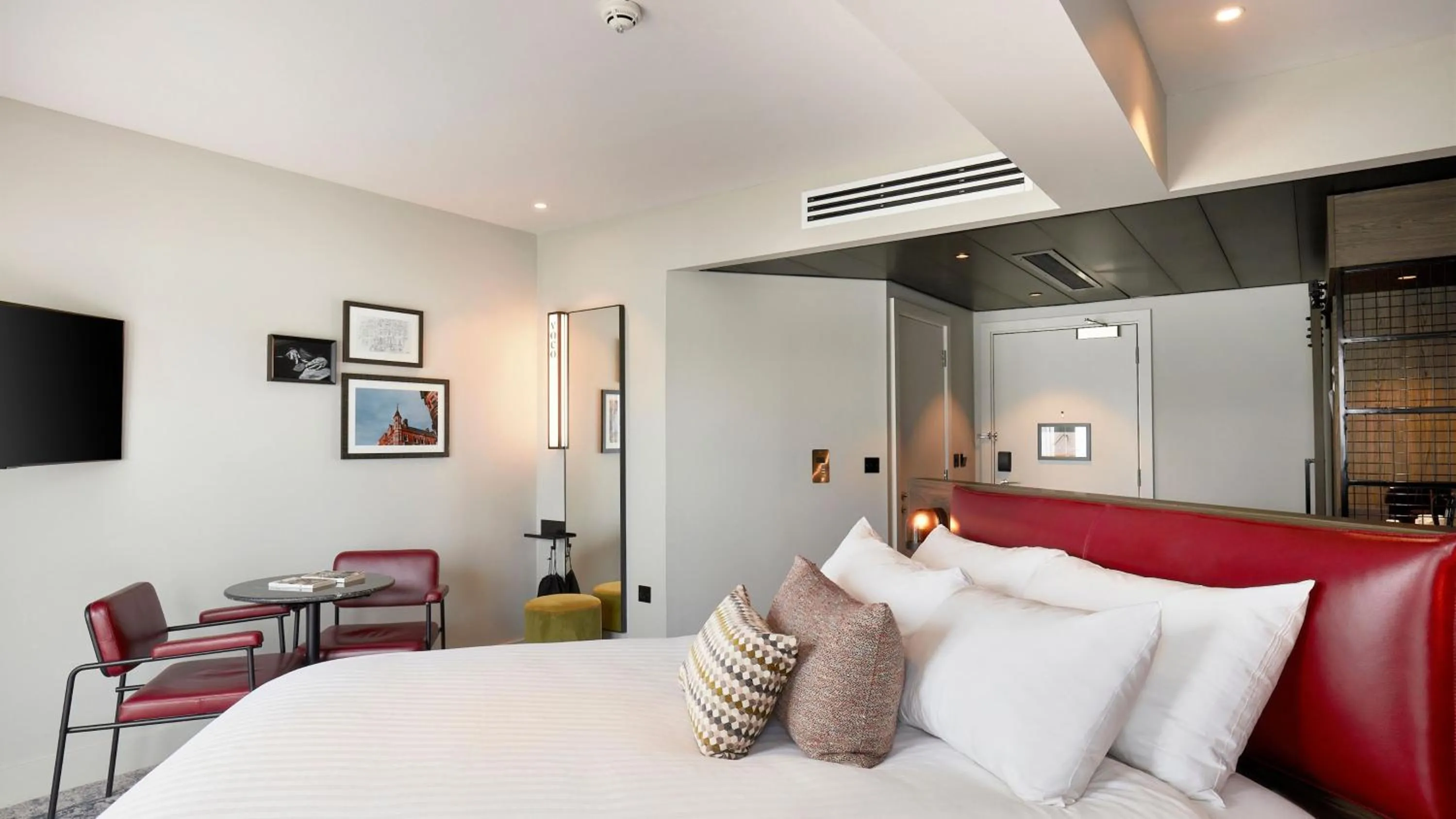 Photo of the whole room, Bed in voco Leicester by IHG