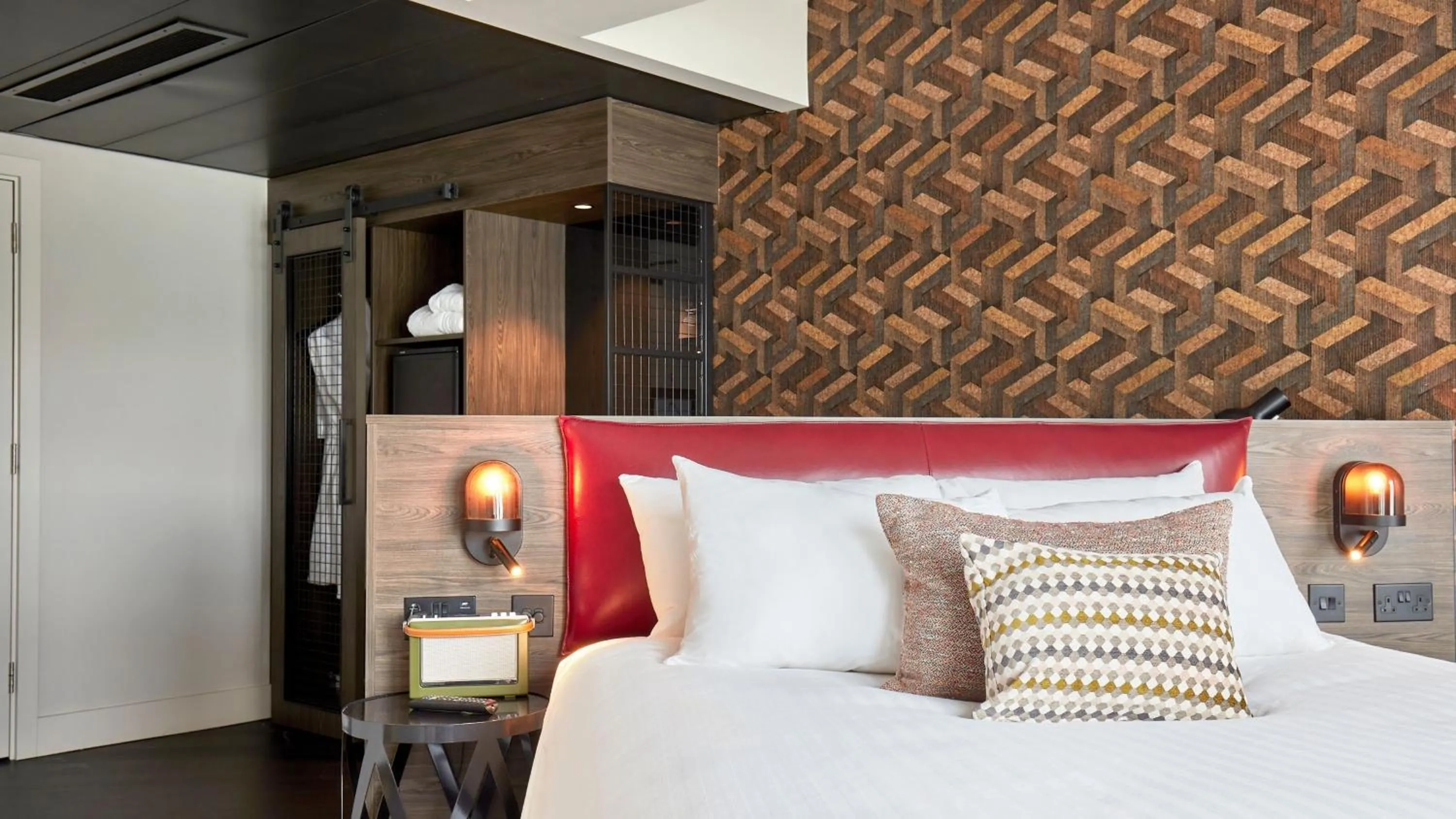 Photo of the whole room, Bed in voco Leicester by IHG